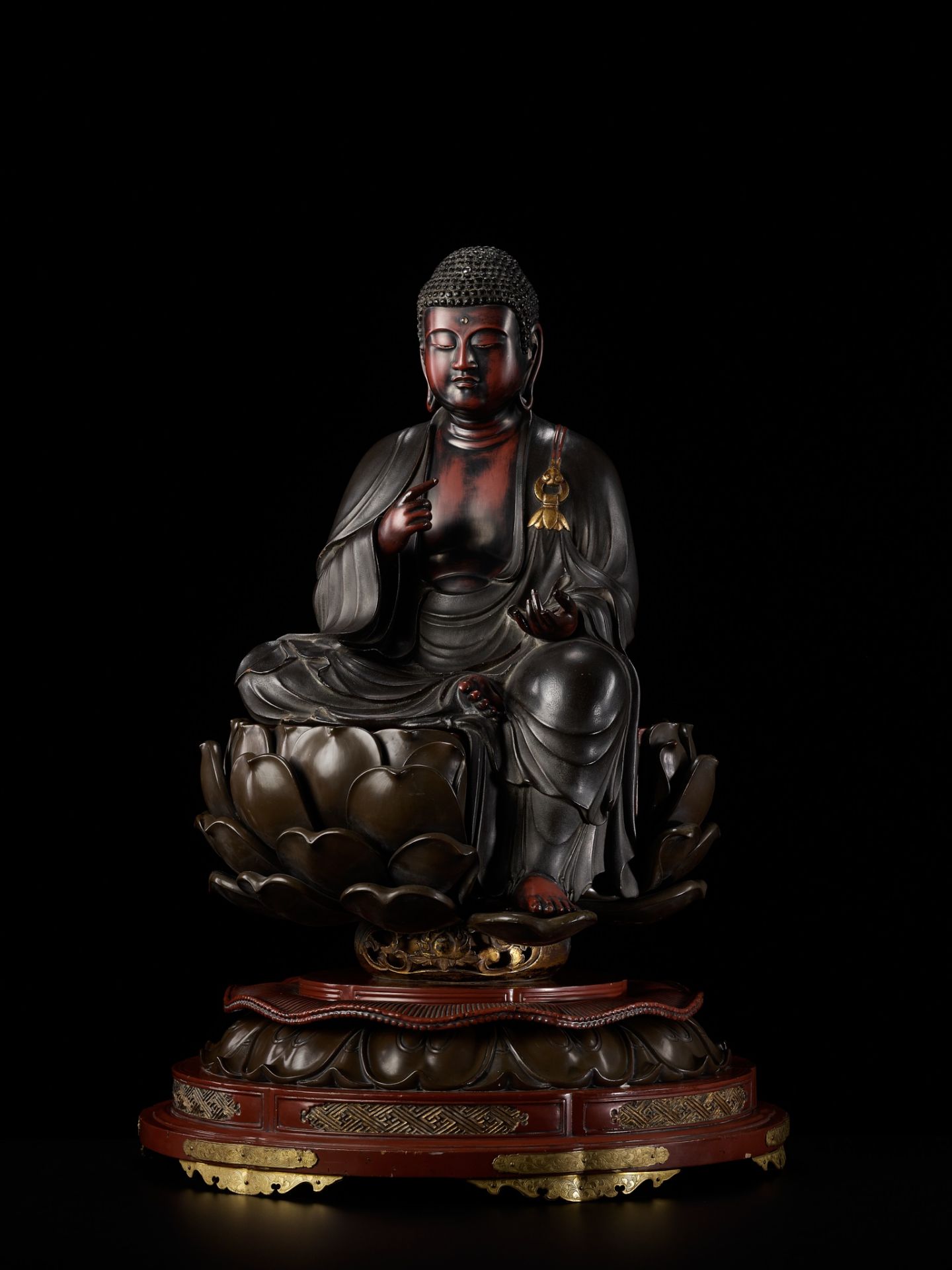 A LARGE AND IMPRESSIVE LACQUERED WOOD FIGURE OF AMIDA NYORAI, LATE EDO - Bild 3 aus 13