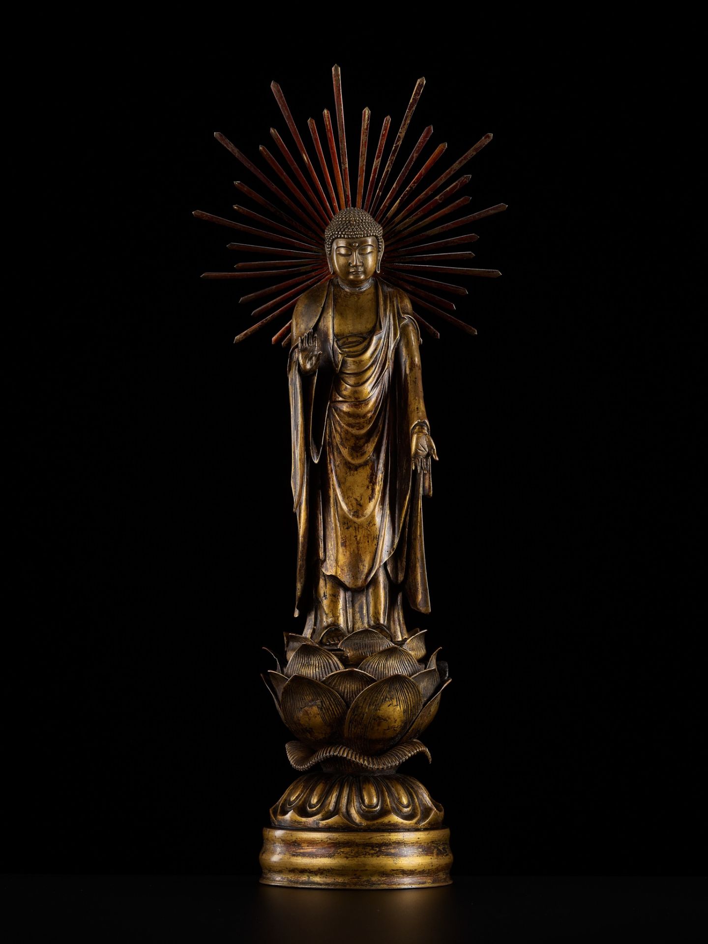 A VERY RARE AND LARGE GILT BRONZE FIGURE OF AMIDA NYORAI, EDO - Bild 2 aus 11