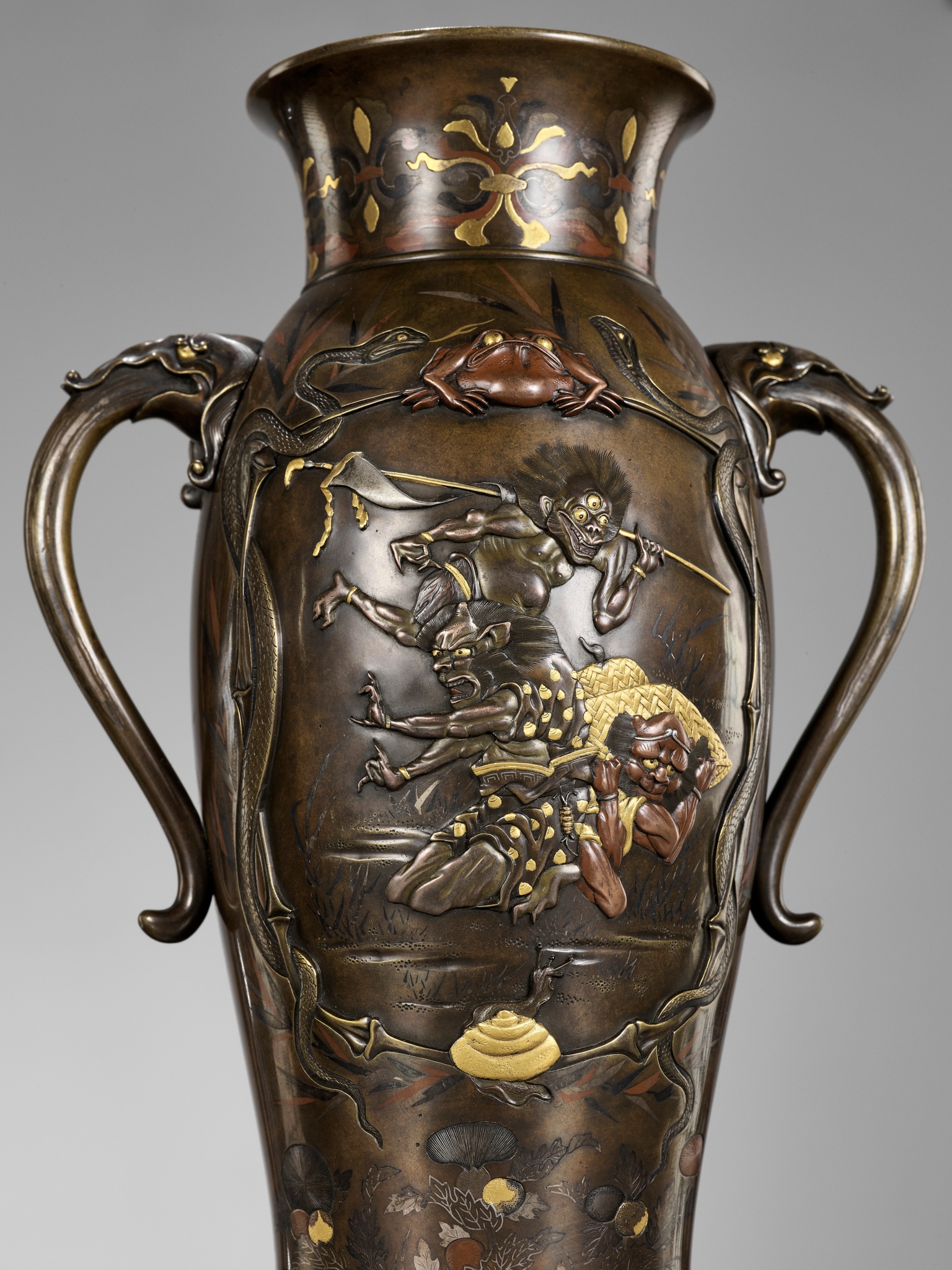 A SUPERB PAIR OF MIYAO-STYLE MIXED-METAL-INLAID AND PARCEL-GILT BRONZE VASES WITH SHOKI AND ONI - Image 7 of 15