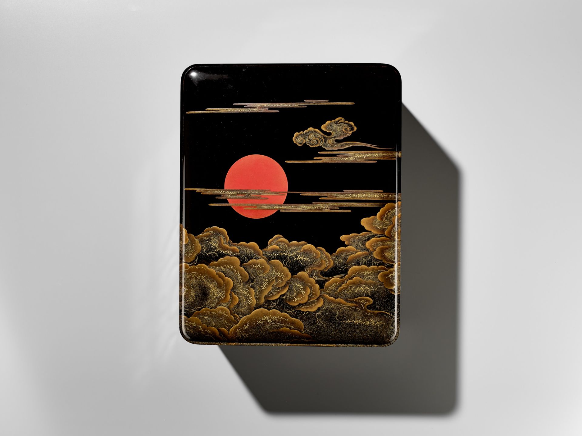 A MAGNIFICENT LACQUER WRITING SET WITH THE RISING SUN, CRESCENT MOON AND CLOUDS - Bild 2 aus 7