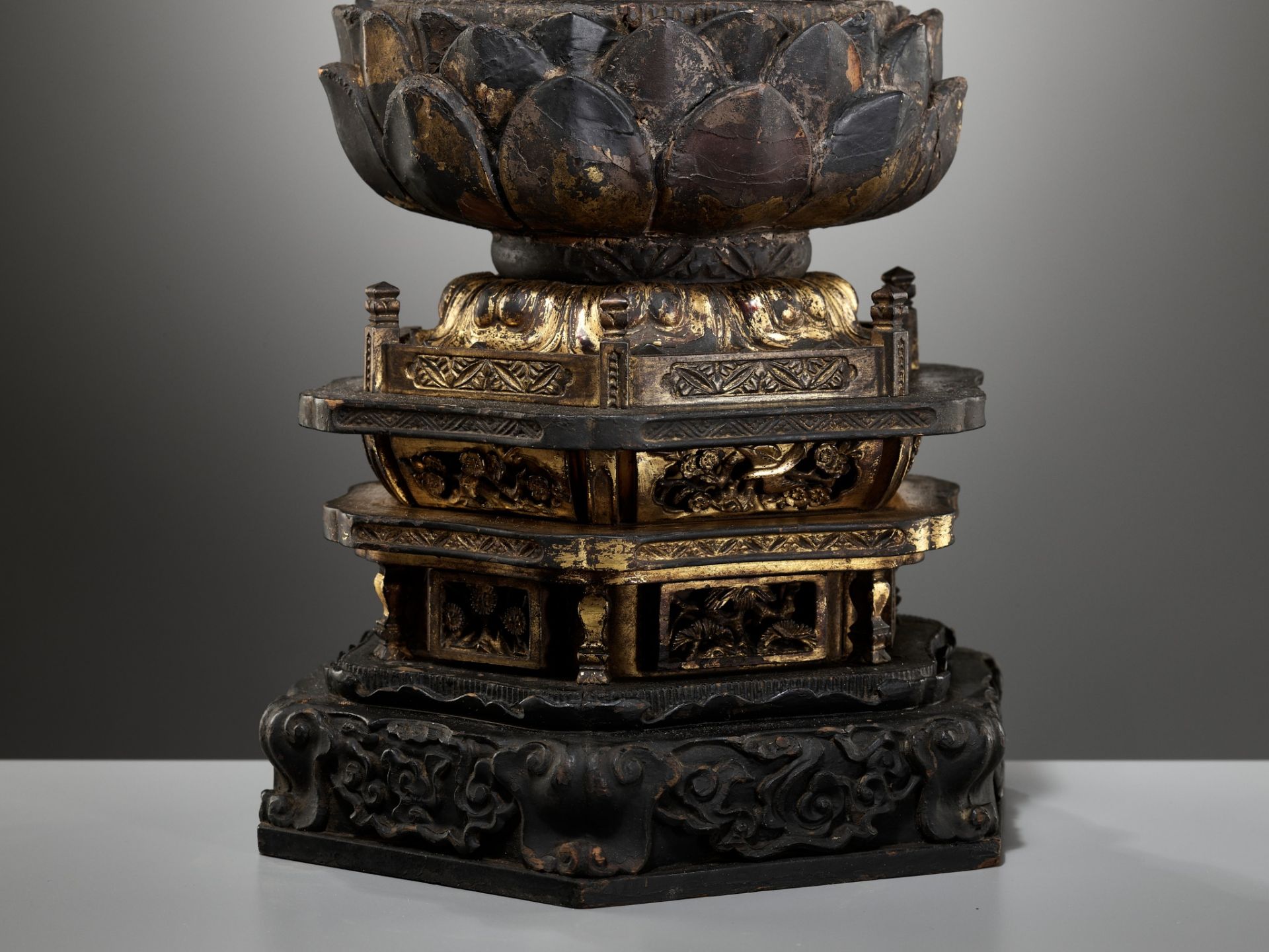 A GILT AND LACQUERED WOOD FIGURE OF KANNON BOSATSU HOLDING LOTUS BLOSSOMS - Bild 14 aus 18