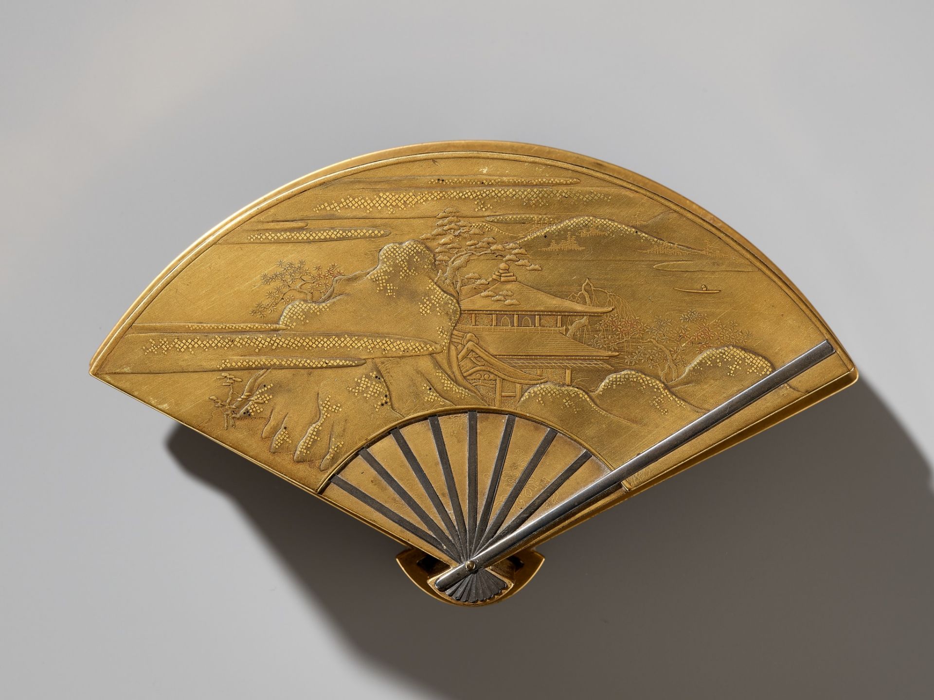 A SUPERB GOLD LACQUER FAN-SHAPED BOX AND COVER WITH INTERIOR TRAY AND STAND - Bild 2 aus 14