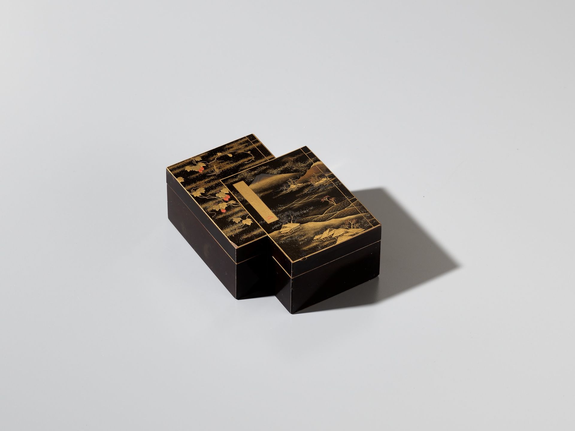 GYOKKOKU: A LACQUER BOX AND COVER WITH A LANDSCAPE - Bild 2 aus 9