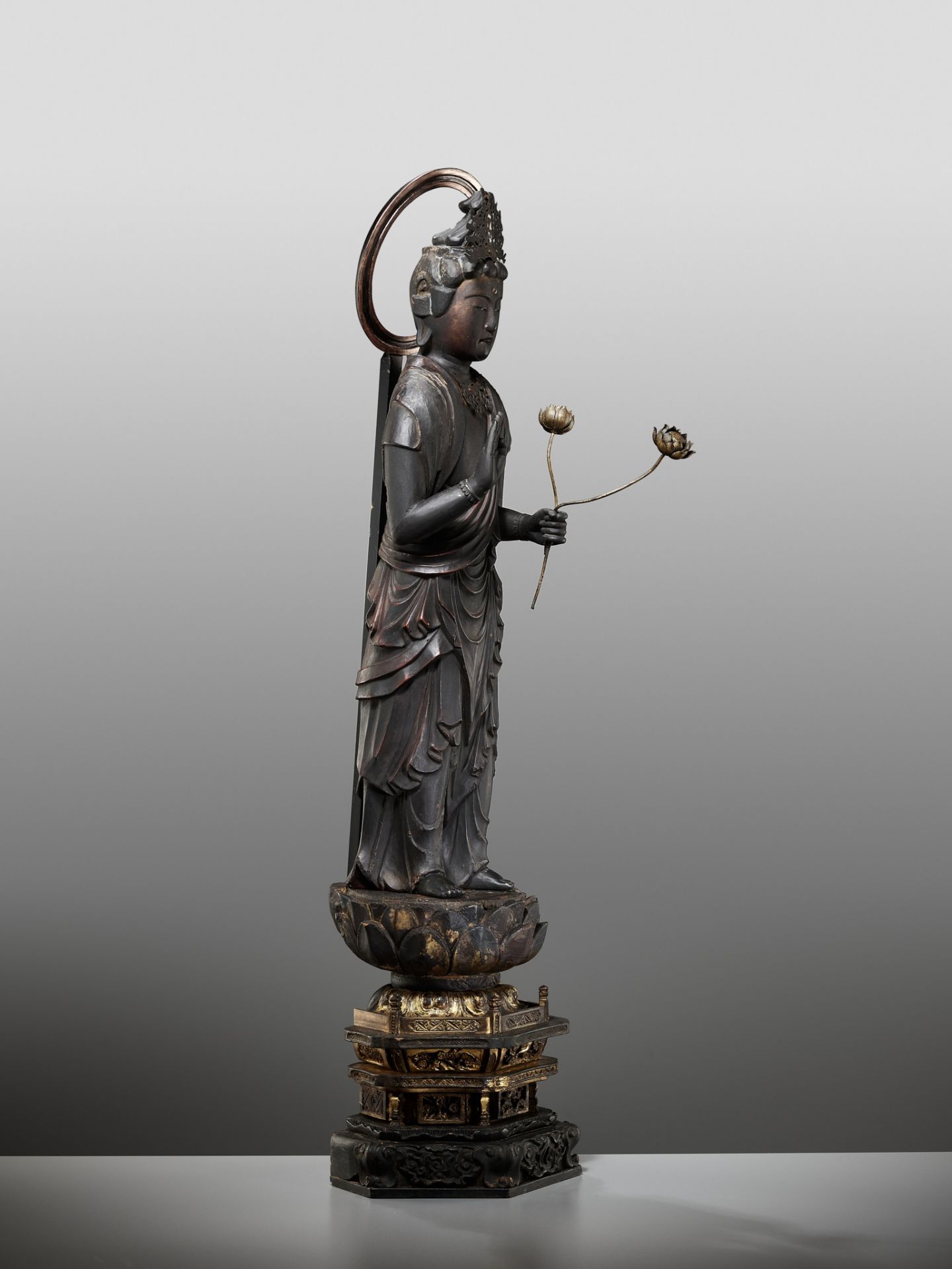 A GILT AND LACQUERED WOOD FIGURE OF KANNON BOSATSU HOLDING LOTUS BLOSSOMS - Bild 13 aus 18
