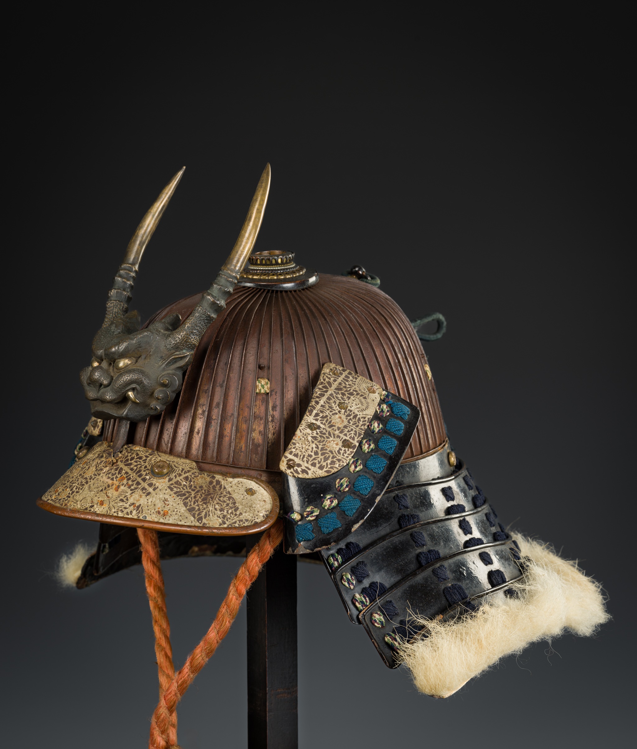 AN IRON SUJIBACHI KABUTO WITH A PARCEL-GILT BRONZE ONI MAEDATE - Image 3 of 7