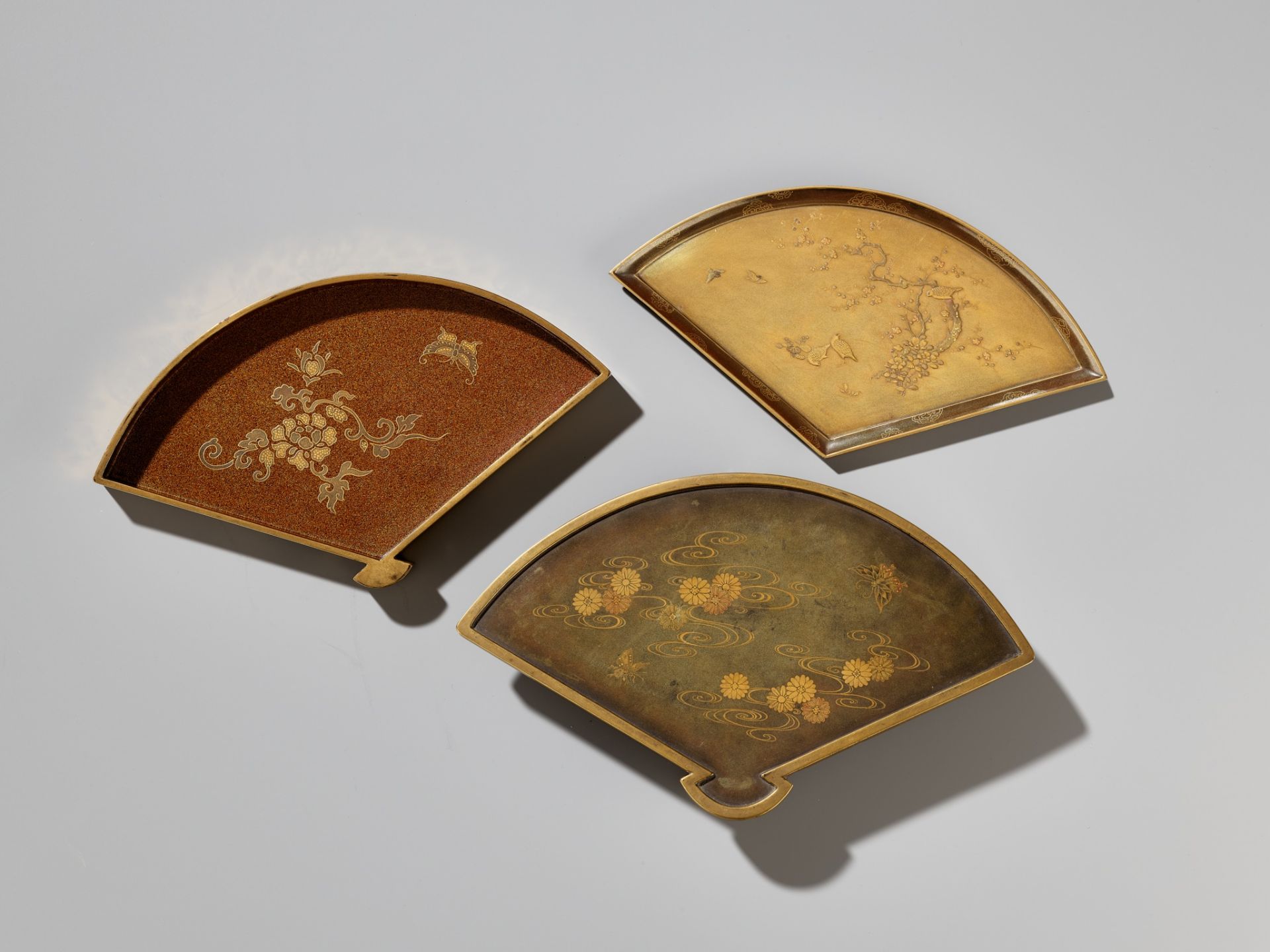 A SUPERB GOLD LACQUER FAN-SHAPED BOX AND COVER WITH INTERIOR TRAY AND STAND - Bild 5 aus 14