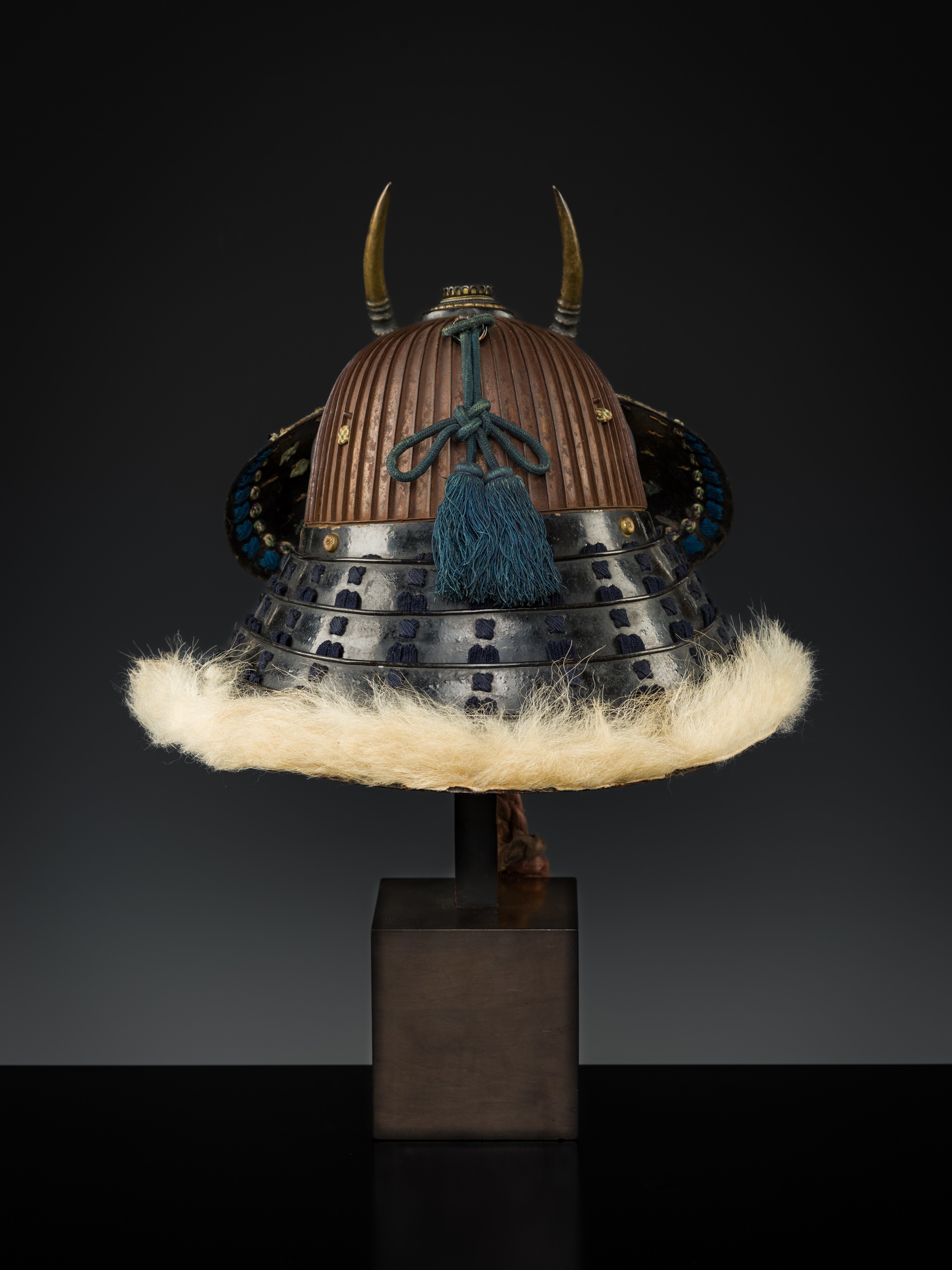 AN IRON SUJIBACHI KABUTO WITH A PARCEL-GILT BRONZE ONI MAEDATE - Image 7 of 7