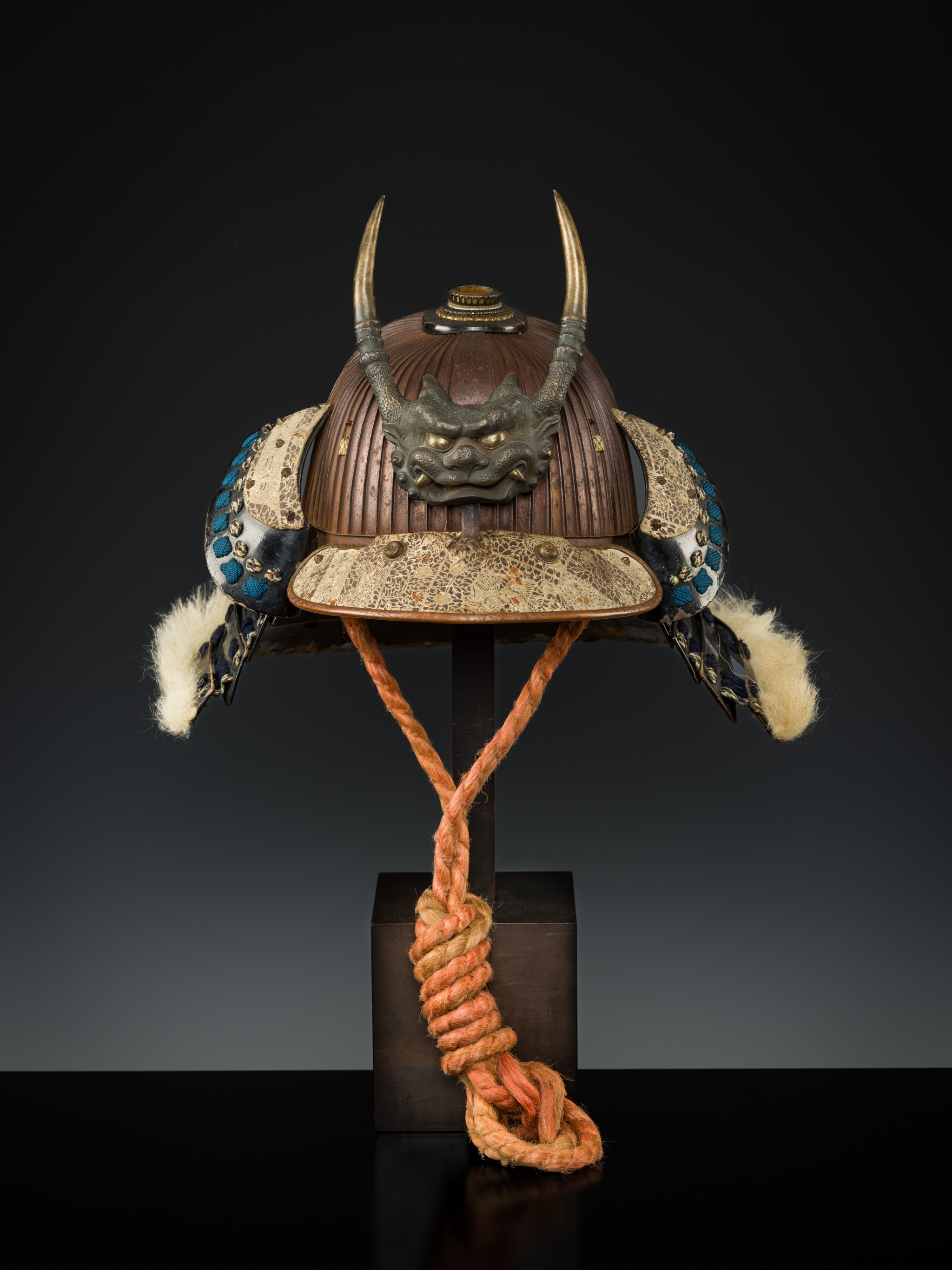 AN IRON SUJIBACHI KABUTO WITH A PARCEL-GILT BRONZE ONI MAEDATE - Image 6 of 7