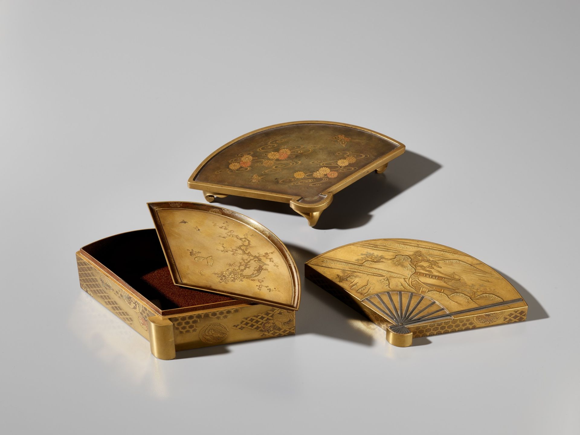 A SUPERB GOLD LACQUER FAN-SHAPED BOX AND COVER WITH INTERIOR TRAY AND STAND - Bild 3 aus 14