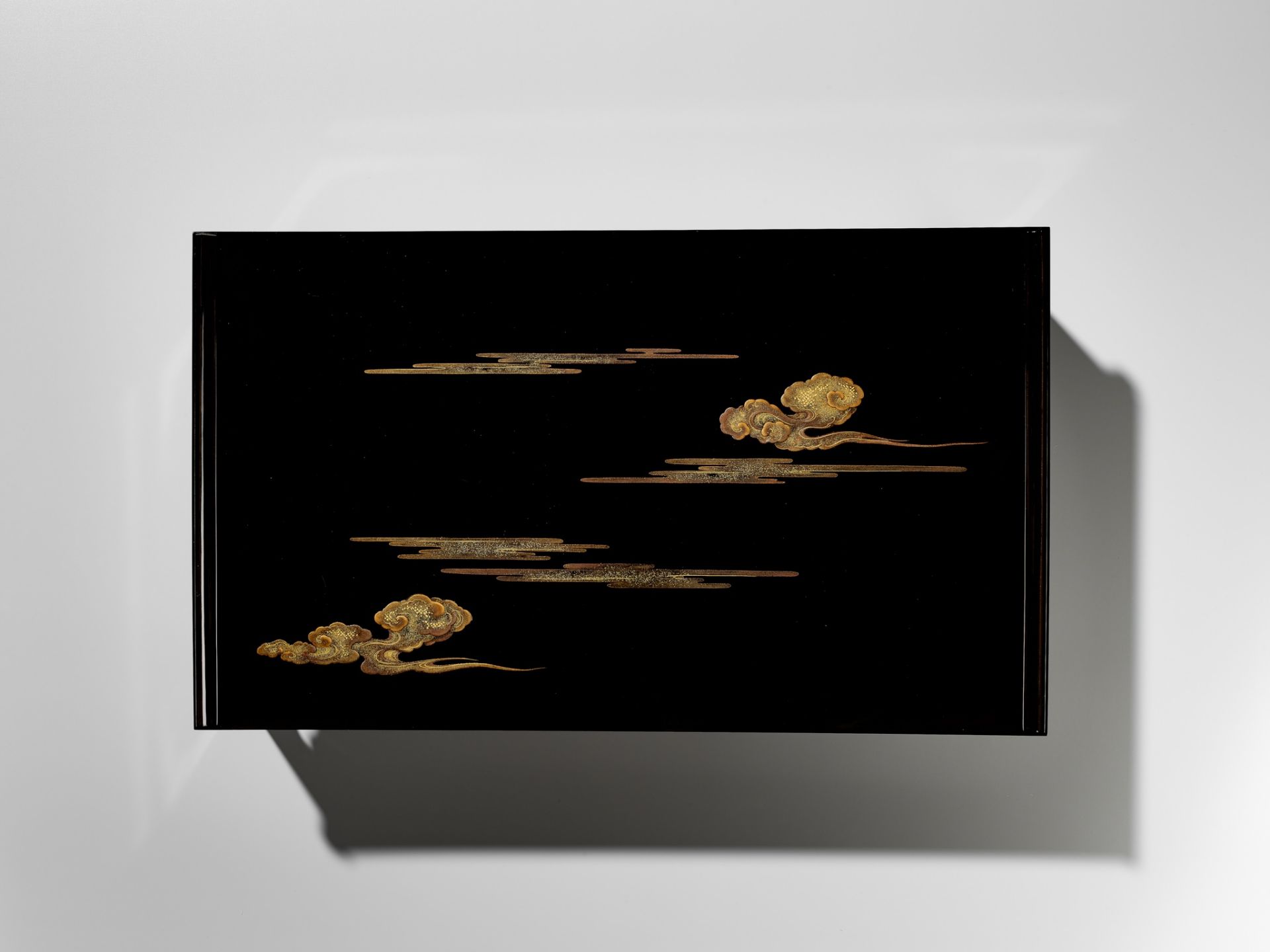 A MAGNIFICENT LACQUER WRITING SET WITH THE RISING SUN, CRESCENT MOON AND CLOUDS - Bild 4 aus 7