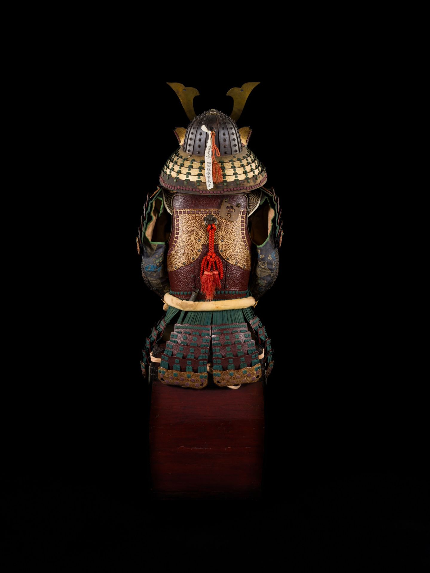 A KAGA STYLE SUIT OF ARMOR WITH A HOSHIBACHI KABUTO BY HARUTA MUNEYOSHI - Bild 3 aus 13