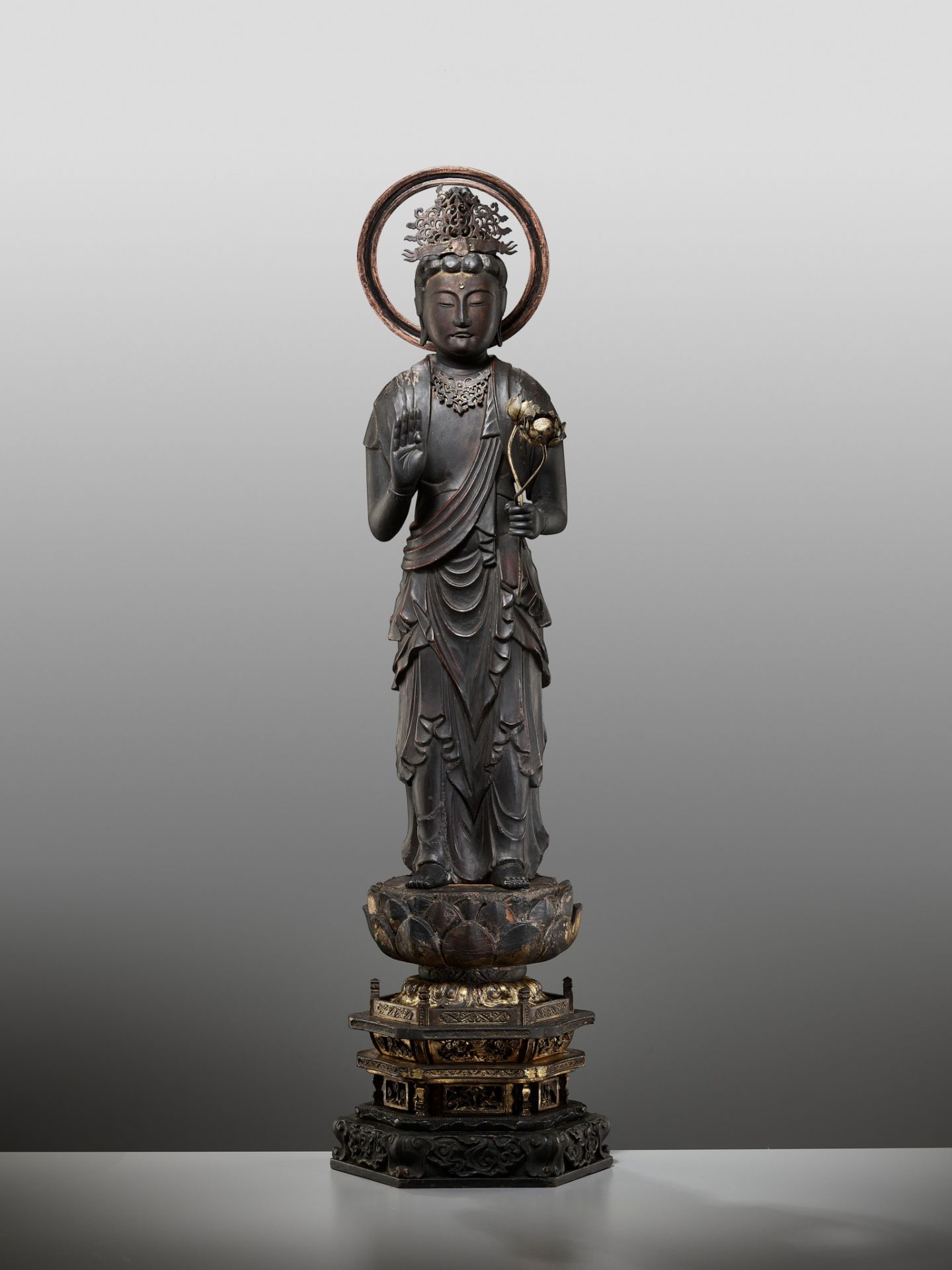 A GILT AND LACQUERED WOOD FIGURE OF KANNON BOSATSU HOLDING LOTUS BLOSSOMS - Bild 6 aus 18