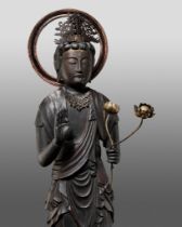 A GILT AND LACQUERED WOOD FIGURE OF KANNON BOSATSU HOLDING LOTUS BLOSSOMS