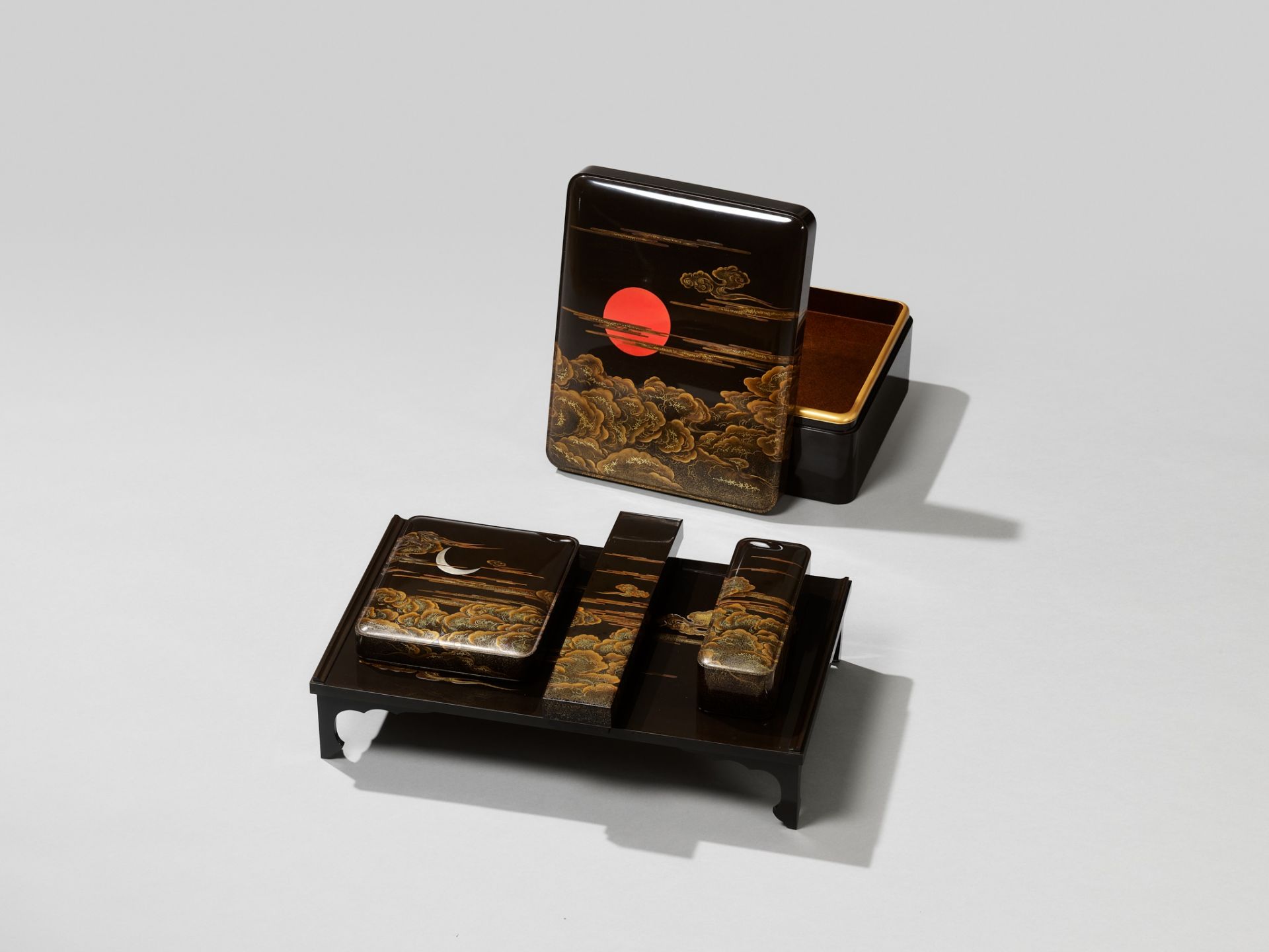 A MAGNIFICENT LACQUER WRITING SET WITH THE RISING SUN, CRESCENT MOON AND CLOUDS - Bild 7 aus 7