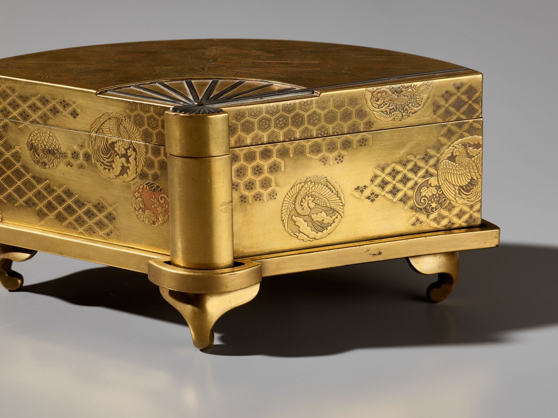 A SUPERB GOLD LACQUER FAN-SHAPED BOX AND COVER WITH INTERIOR TRAY AND STAND - Bild 9 aus 14