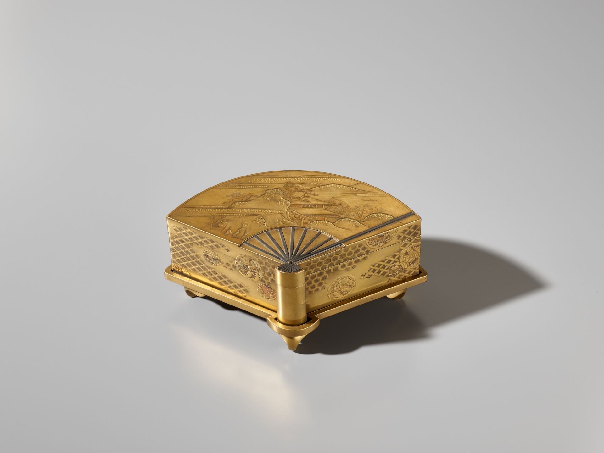 A SUPERB GOLD LACQUER FAN-SHAPED BOX AND COVER WITH INTERIOR TRAY AND STAND - Bild 11 aus 14
