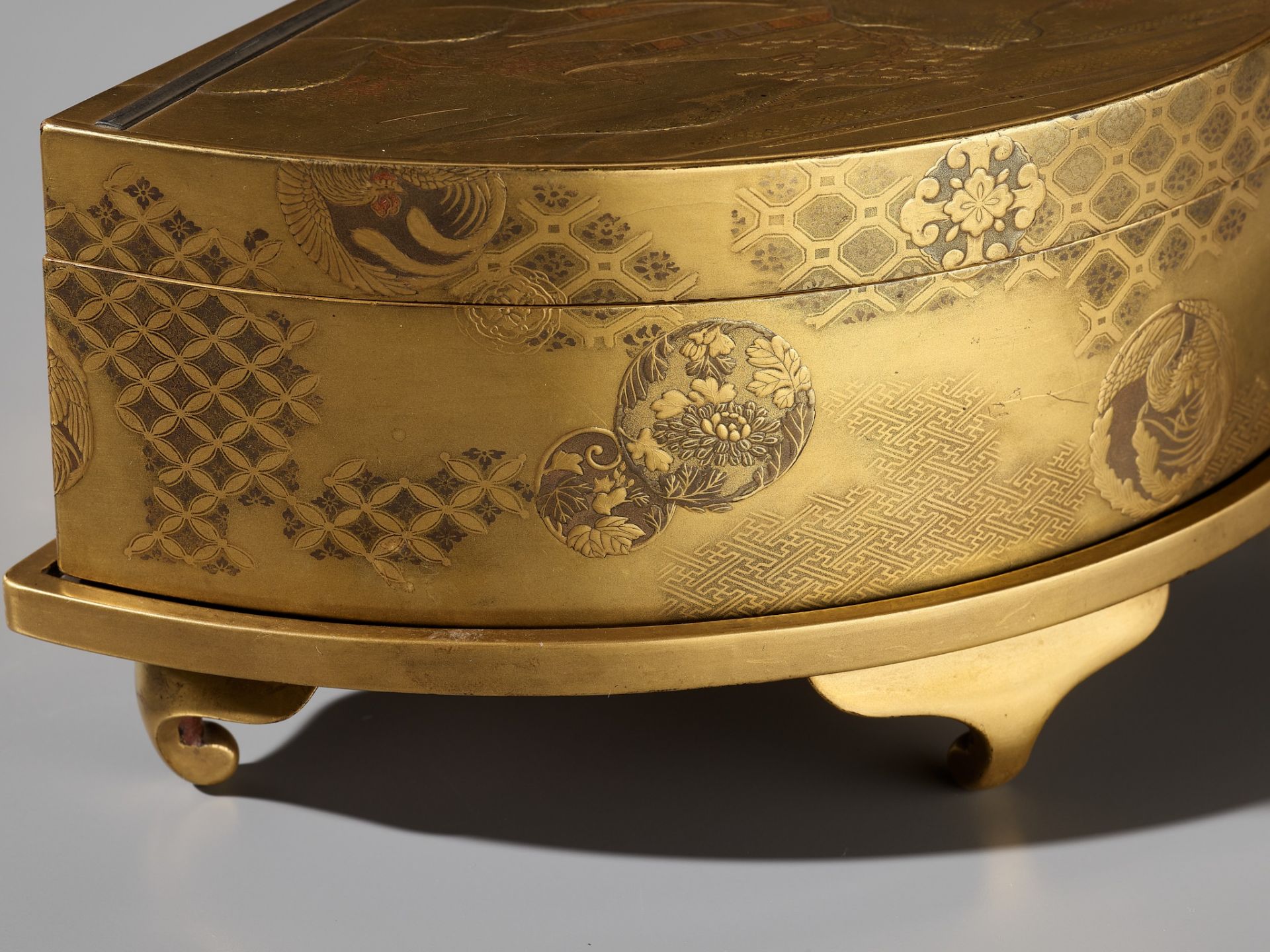 A SUPERB GOLD LACQUER FAN-SHAPED BOX AND COVER WITH INTERIOR TRAY AND STAND - Bild 8 aus 14