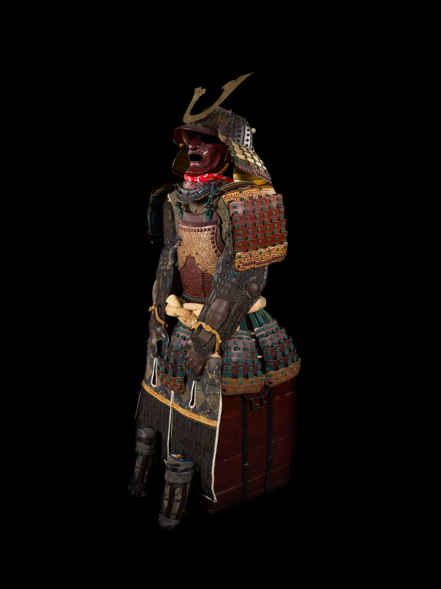 A KAGA STYLE SUIT OF ARMOR WITH A HOSHIBACHI KABUTO BY HARUTA MUNEYOSHI - Bild 13 aus 13