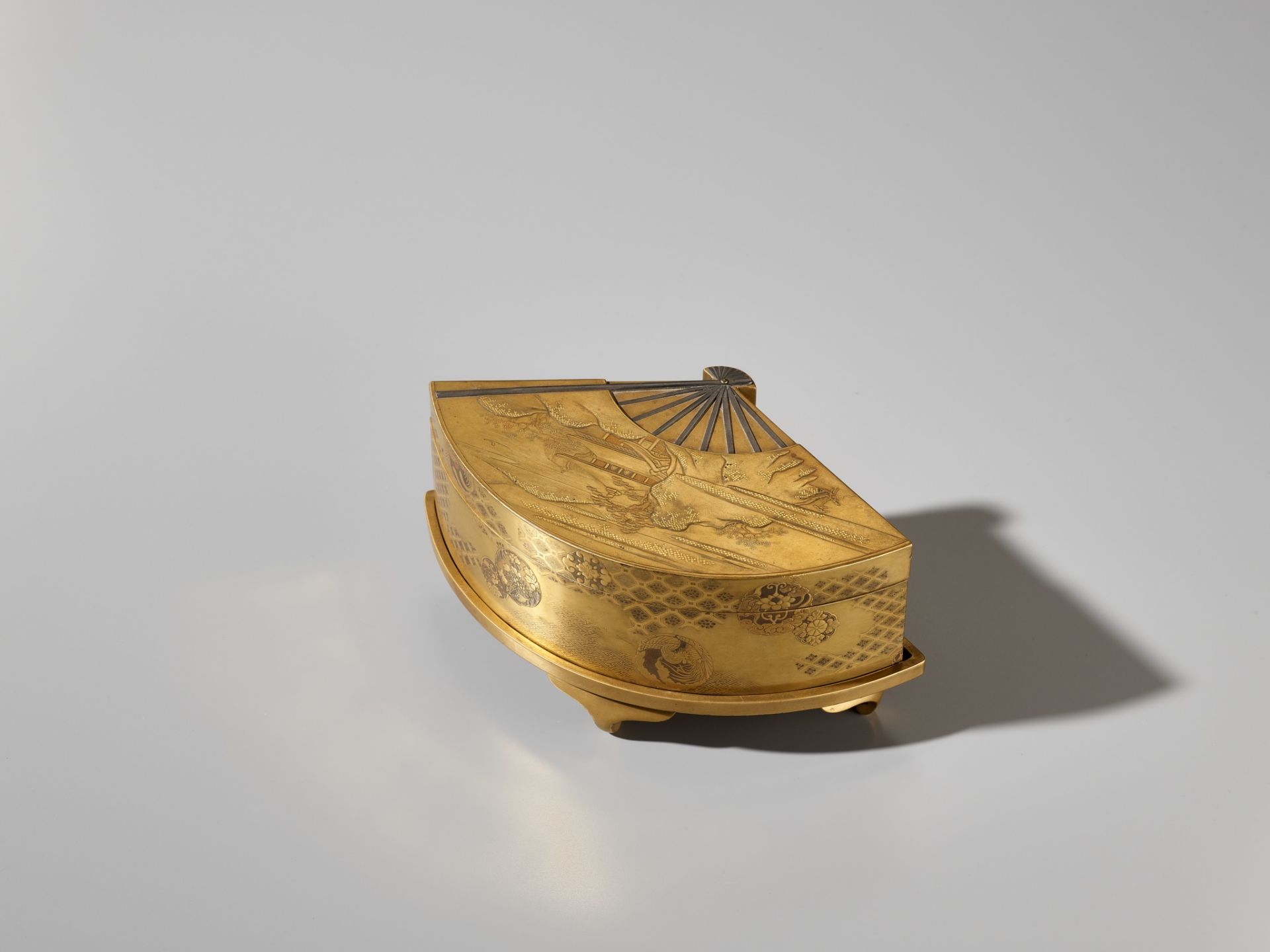 A SUPERB GOLD LACQUER FAN-SHAPED BOX AND COVER WITH INTERIOR TRAY AND STAND - Bild 13 aus 14