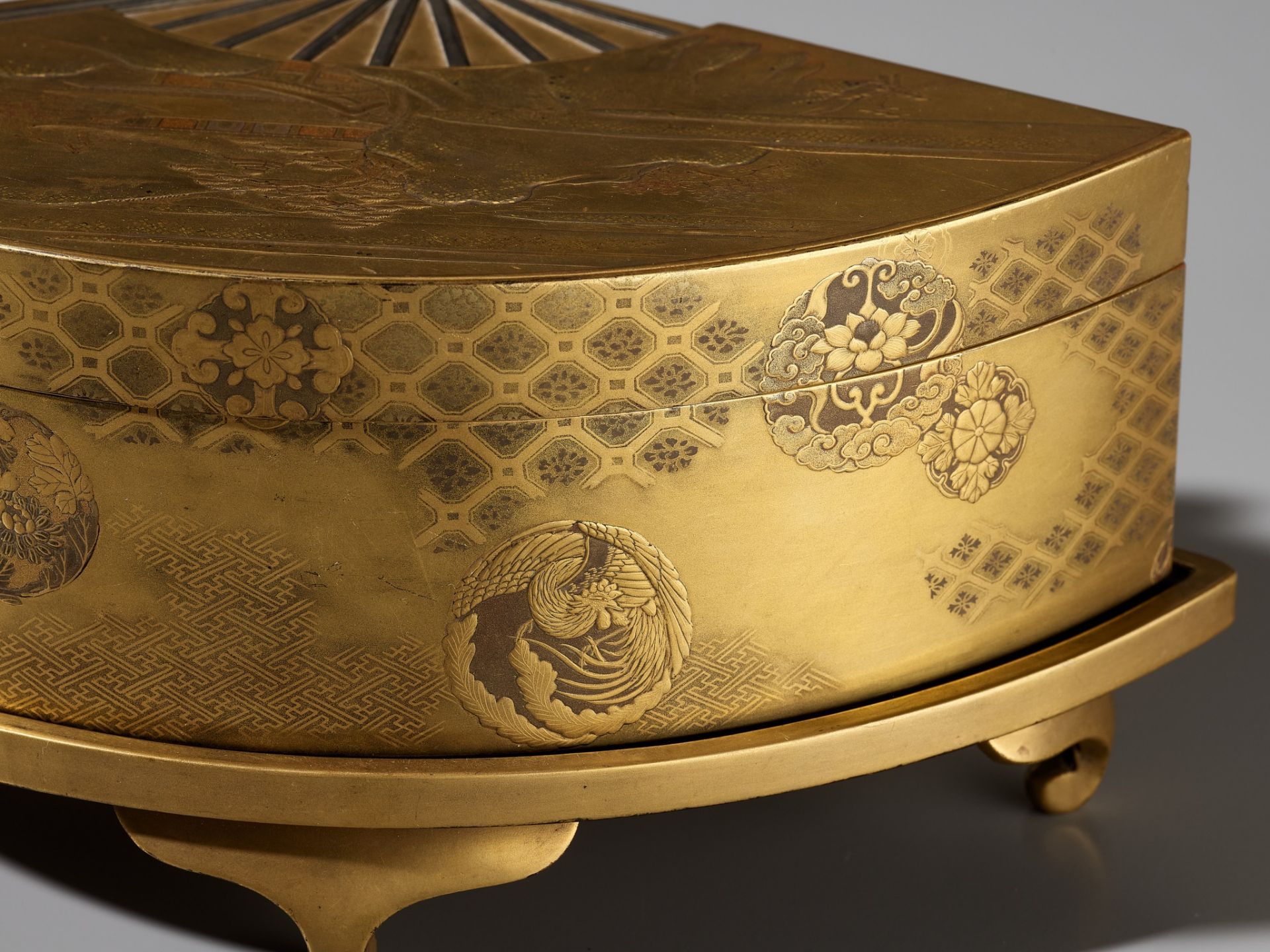 A SUPERB GOLD LACQUER FAN-SHAPED BOX AND COVER WITH INTERIOR TRAY AND STAND - Bild 7 aus 14