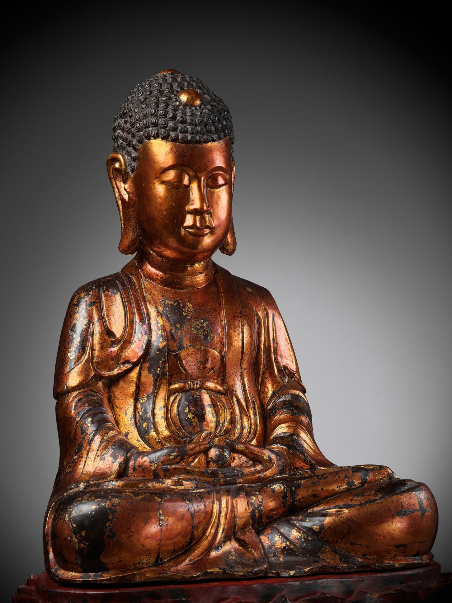 AN EXTRAORDINARY LARGE GILT-LACQUER WOOD STATUE OF BUDDHA, VIETNAM, 17TH-18TH CENTURY - Image 7 of 11
