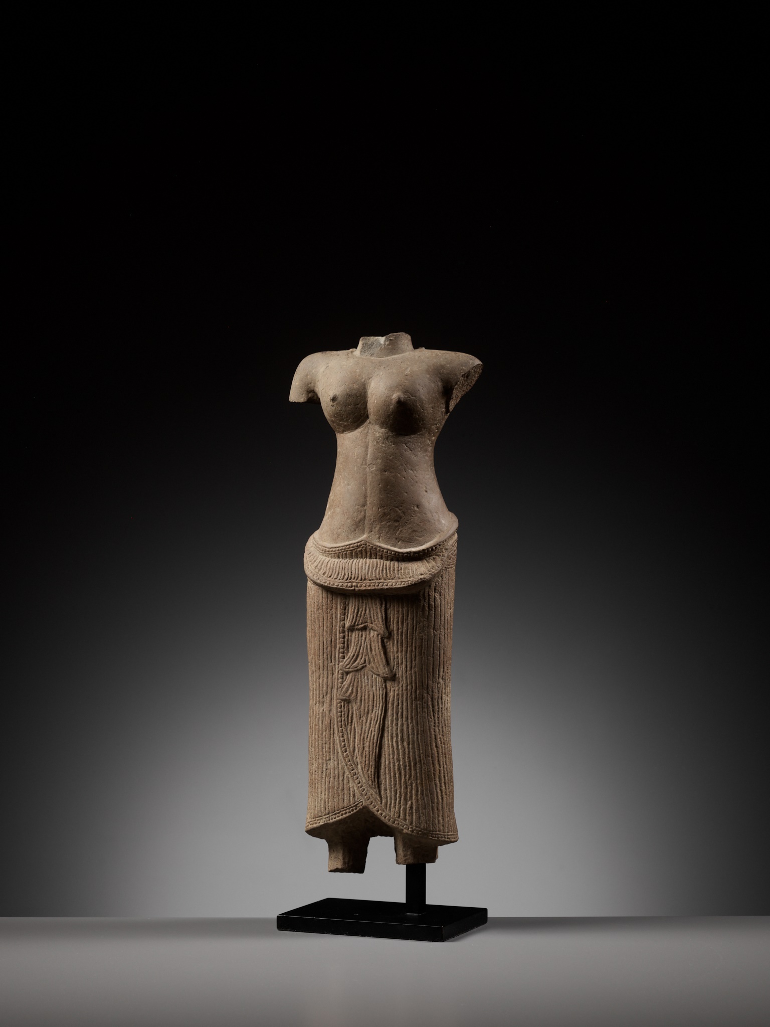 A SANDSTONE TORSO OF A FEMALE DEITY, ANGKOR PERIOD, BAYON STYLE - Image 2 of 9