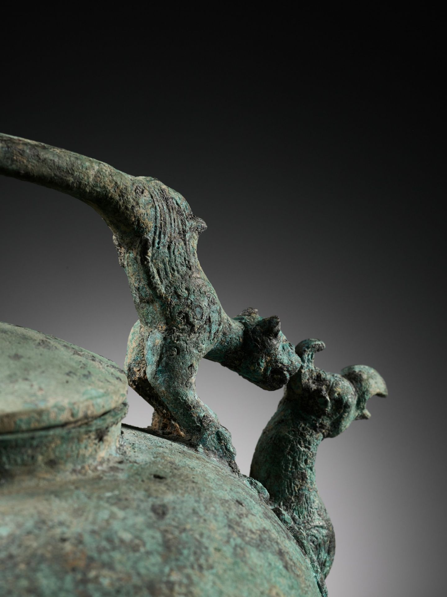 A BRONZE TRIPOD RITUAL VESSEL AND COVER, HE, LATE WARRING STATES TO WESTERN HAN PERIOD - Image 16 of 20
