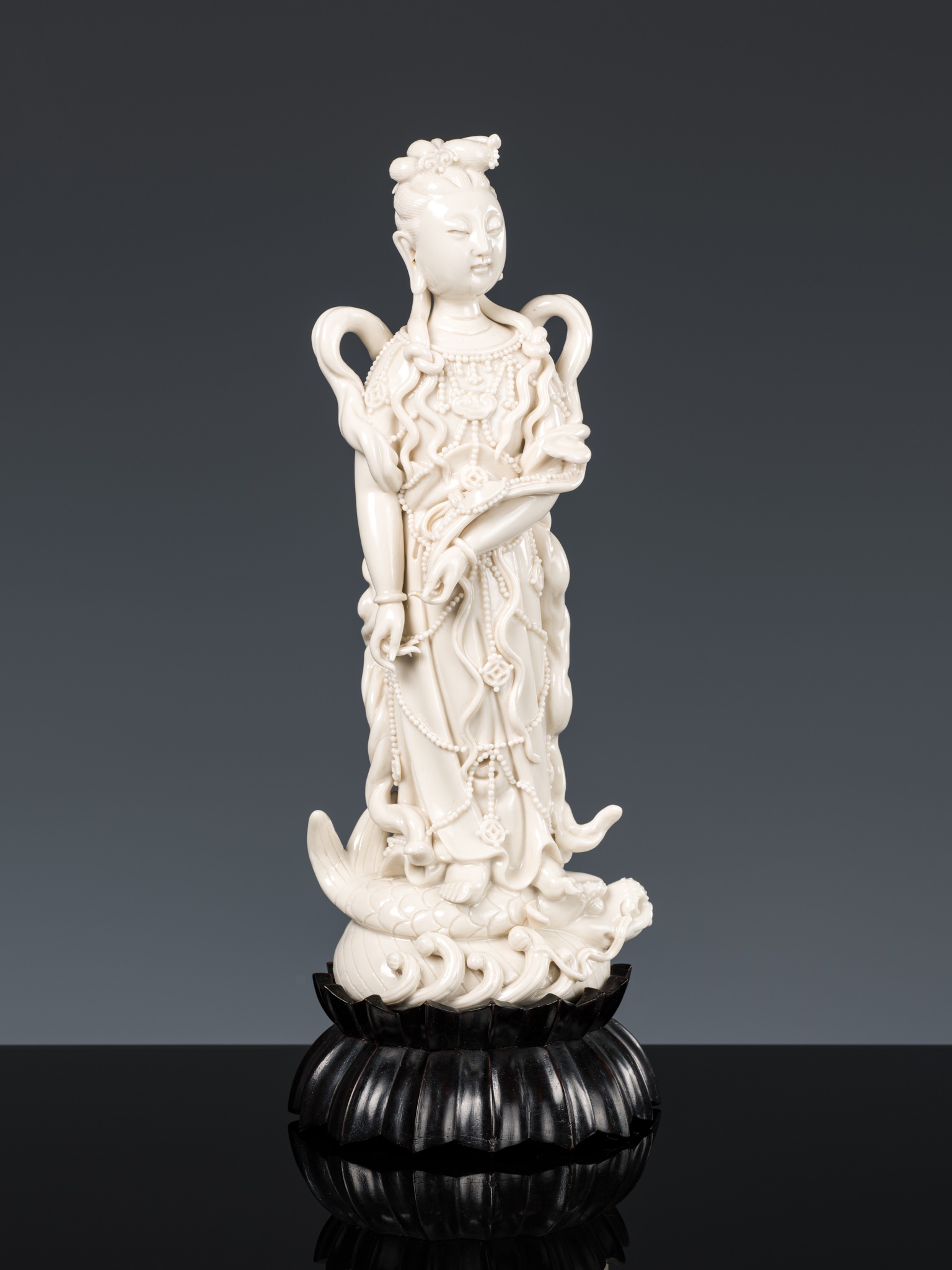 A DEHUA FIGURE OF GUANYIN, BY CHEN WEI, 18TH-19TH CENTURY - Image 2 of 9