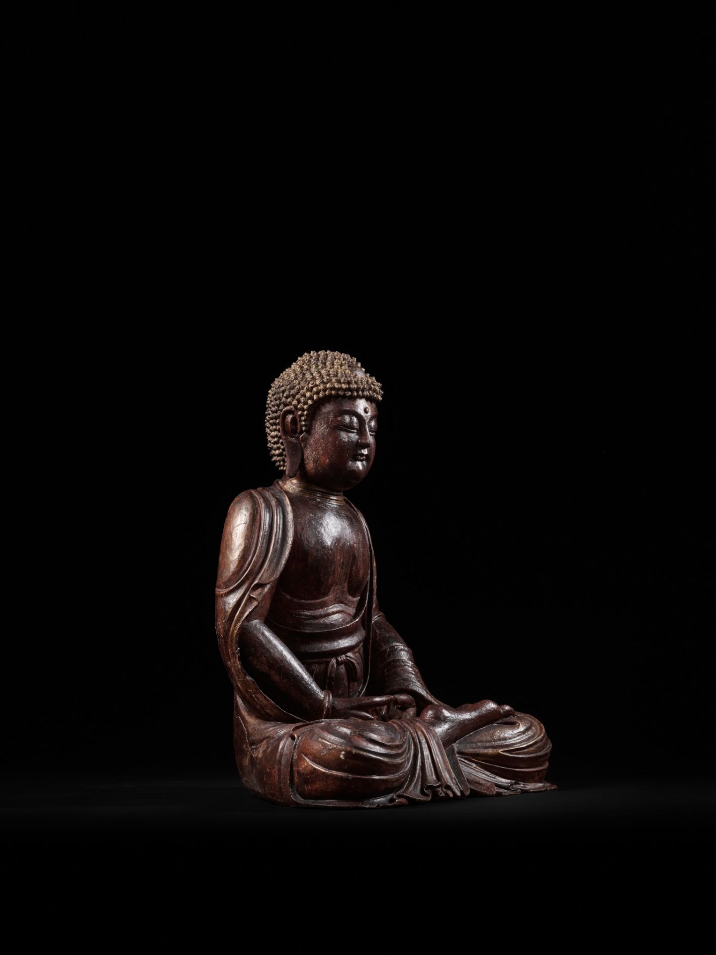 A LARGE LACQUERED WOOD FIGURE OF BUDDHA, LATE MING/EARLY QING DYNASTY, CIRCA 17TH CENTURY - Image 7 of 9