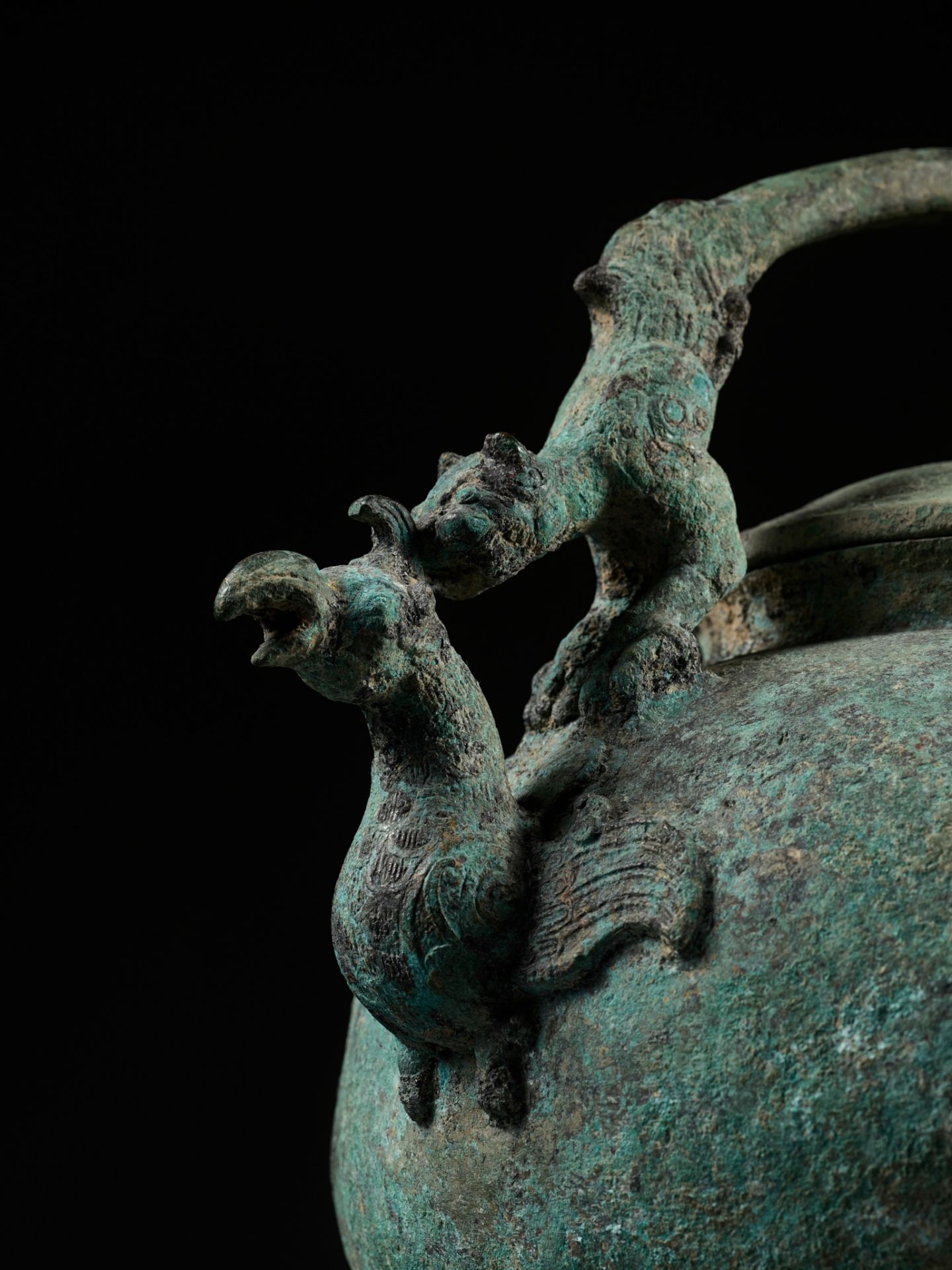 A BRONZE TRIPOD RITUAL VESSEL AND COVER, HE, LATE WARRING STATES TO WESTERN HAN PERIOD - Image 4 of 20