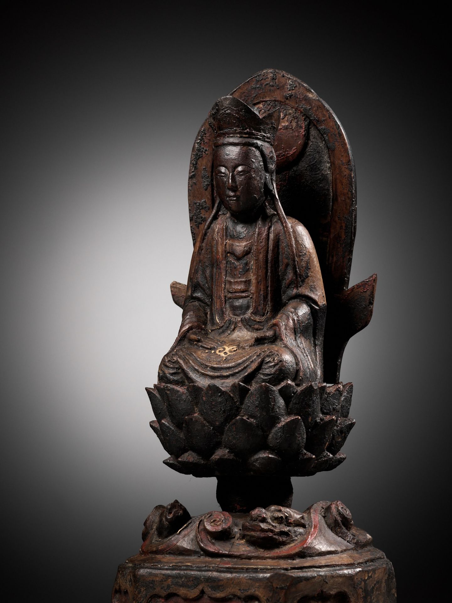A LACQUERED WOOD FIGURE OF GUANYIN, MING DYNASTY - Image 8 of 9
