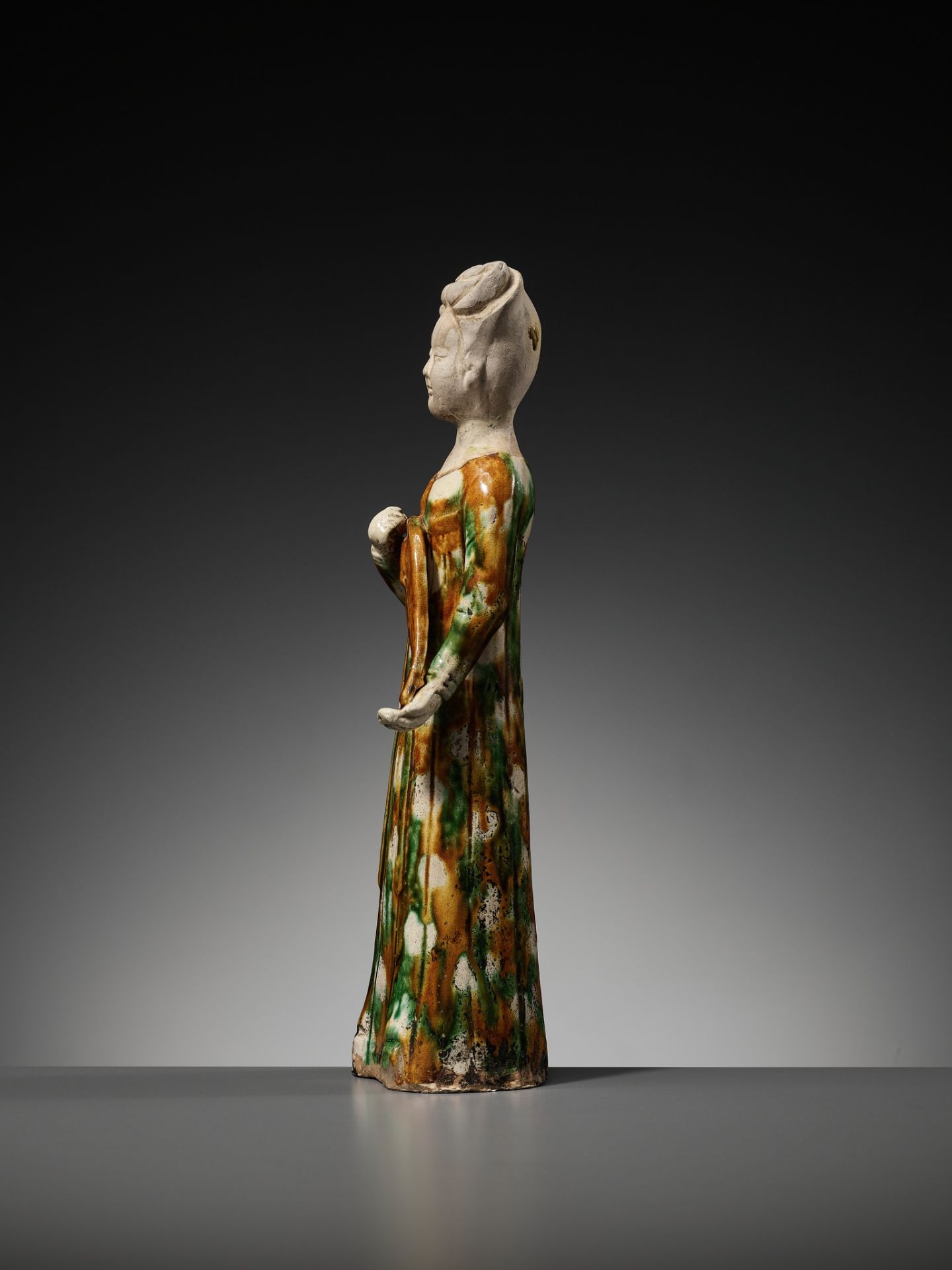 A SANCAI GLAZED POTTERY FIGURE OF A FEMALE MUSICIAN PLAYING THE PIPA, TANG DYNASTY - Image 6 of 13