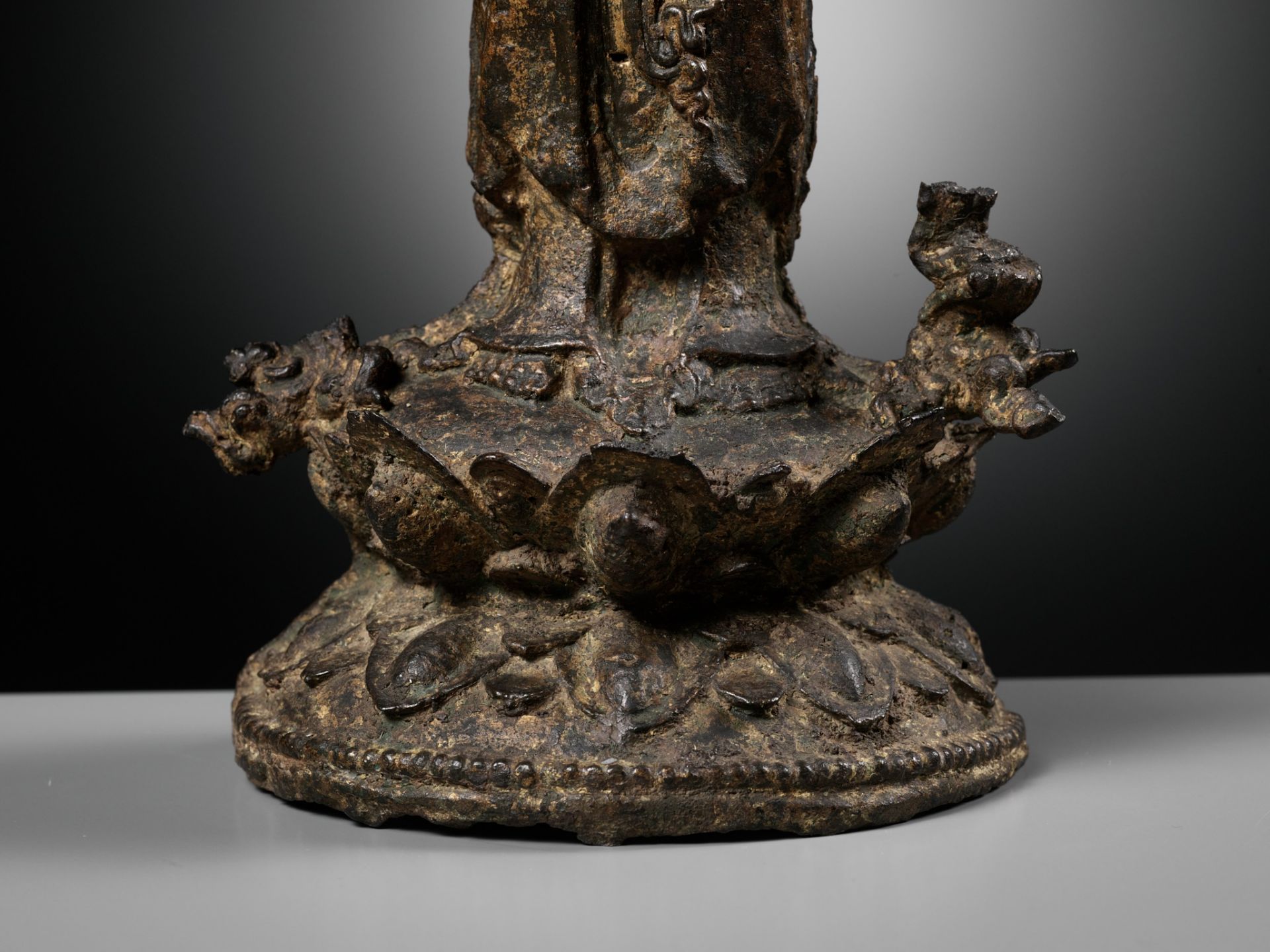 A BRONZE FIGURE OF THE WILLOW-BRANCH GUANYIN, BHAISAJYARAJA AVALOKITESHVARA, DALI KINGDOM - Image 14 of 15
