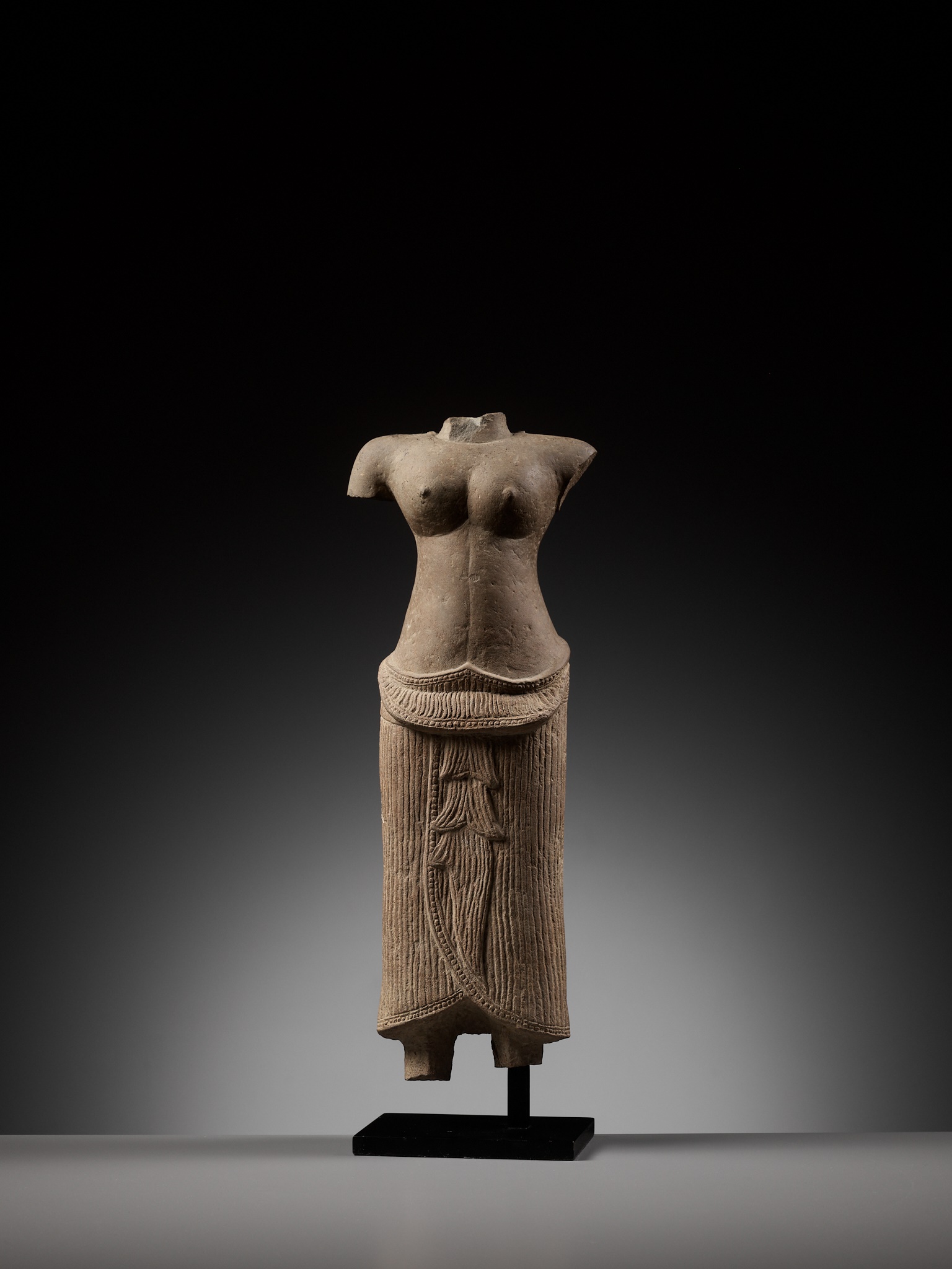 A SANDSTONE TORSO OF A FEMALE DEITY, ANGKOR PERIOD, BAYON STYLE - Image 3 of 9