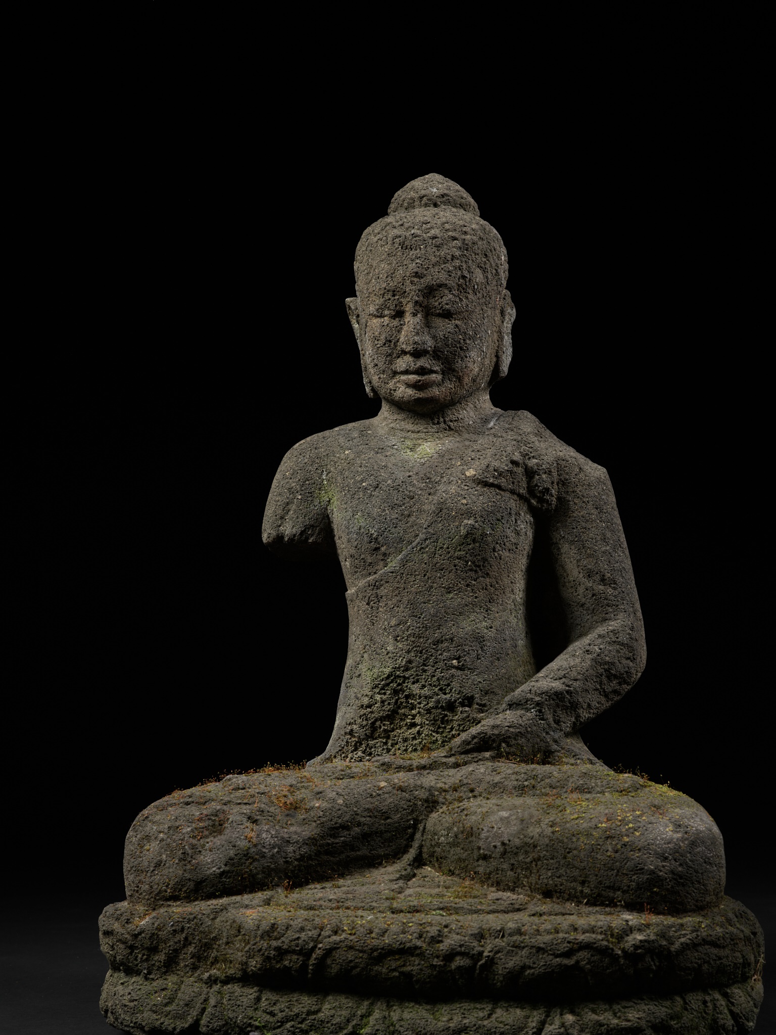 A VOLCANIC STONE FIGURE OF BUDDHA, CENTRAL JAVA, INDONESIA, FIRST HALF OF THE 9TH CENTURY - Image 10 of 14
