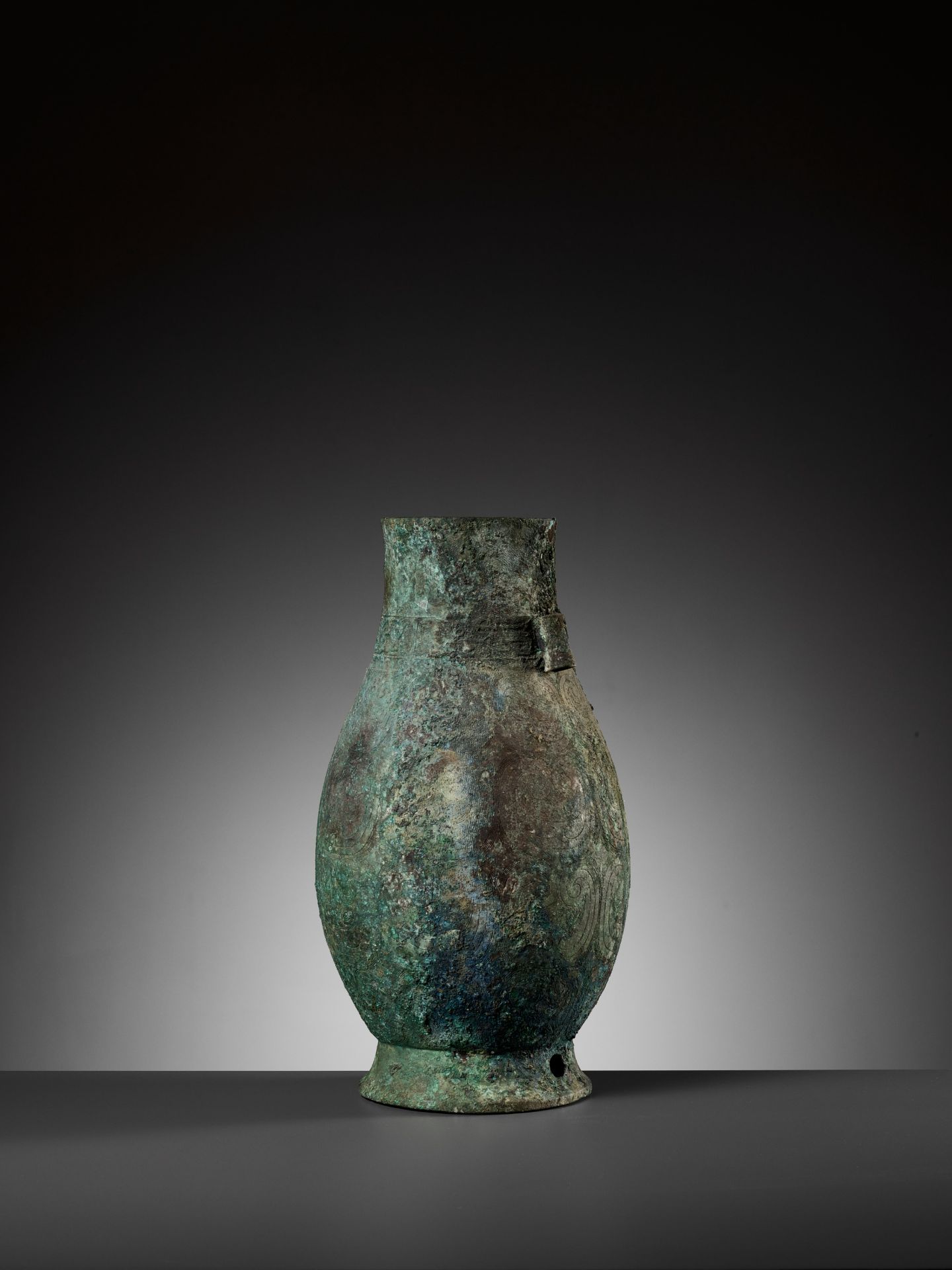 A RARE ARCHAIC BRONZE RITUAL WINE VESSEL, HU, MIDDLE WESTERN ZHOU DYNASTY - Image 7 of 22