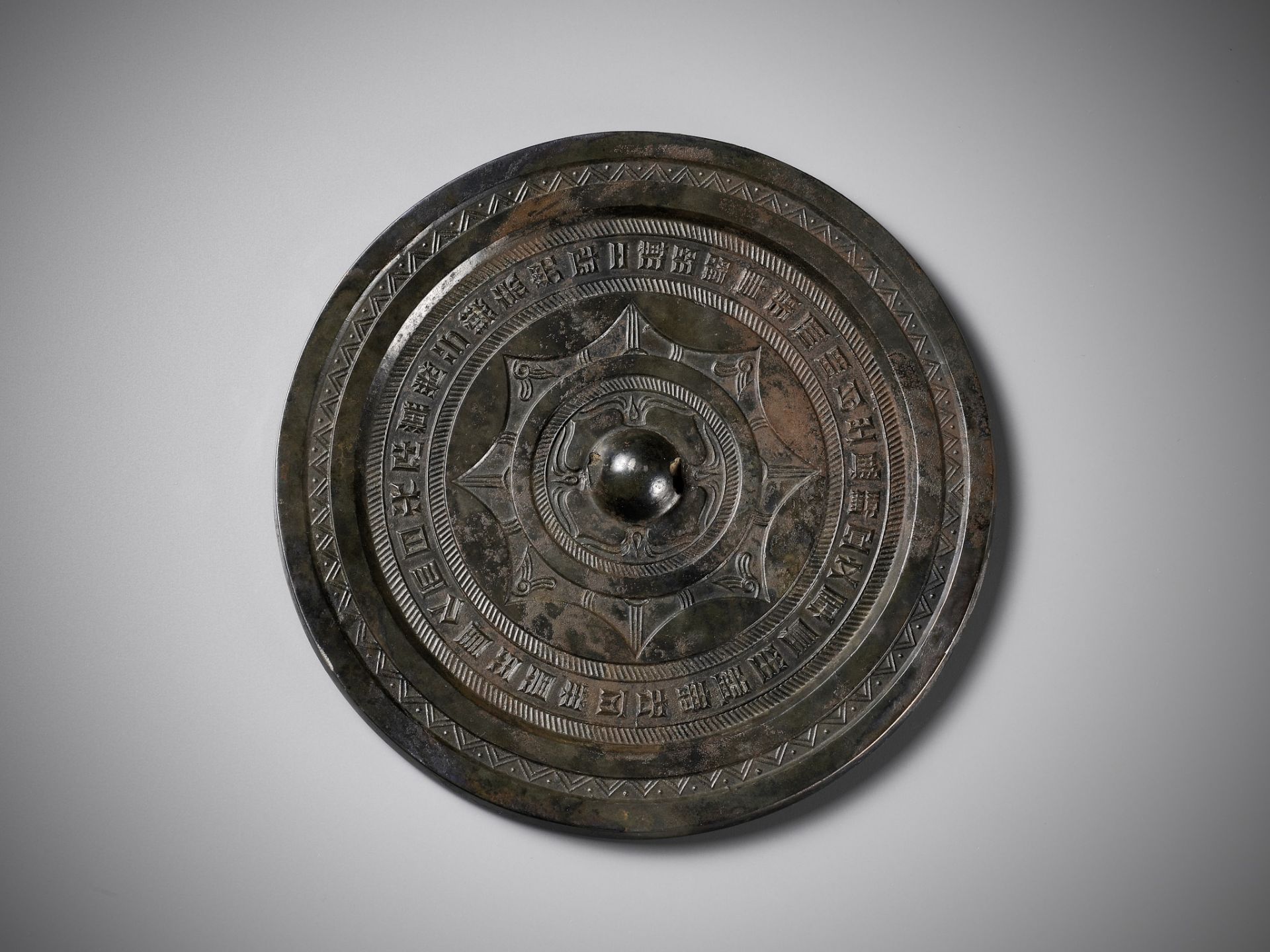 A LARGE BRONZE MIRROR WITH A 37-CHARACTER INSCRIPTION, HAN DYNASTY, CHINA, 206 BC-220 AD - Image 7 of 16