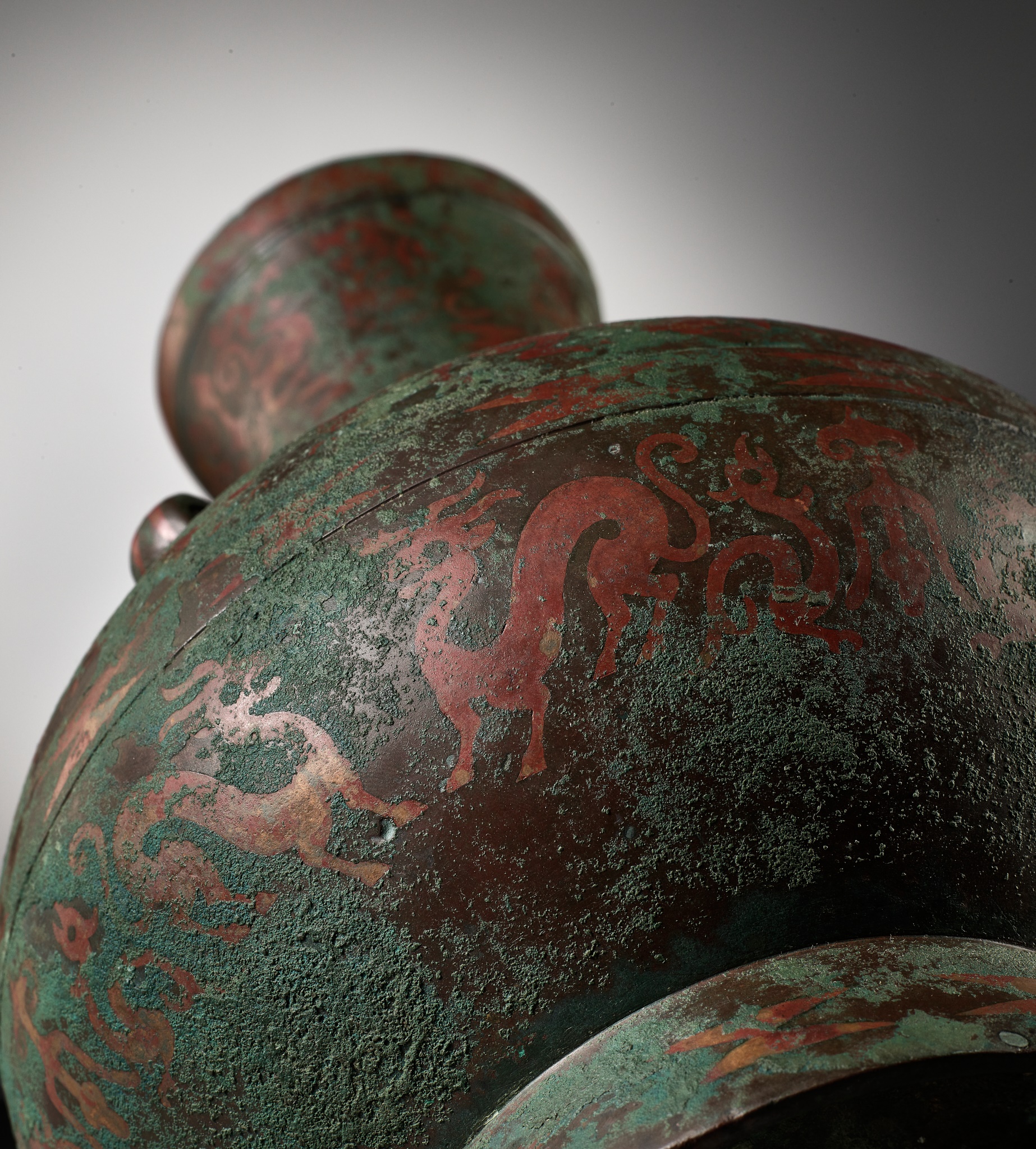 A COPPER-INLAID BRONZE RITUAL WINE VESSEL AND COVER, HU, EASTERN ZHOU DYNASTY - Image 24 of 27