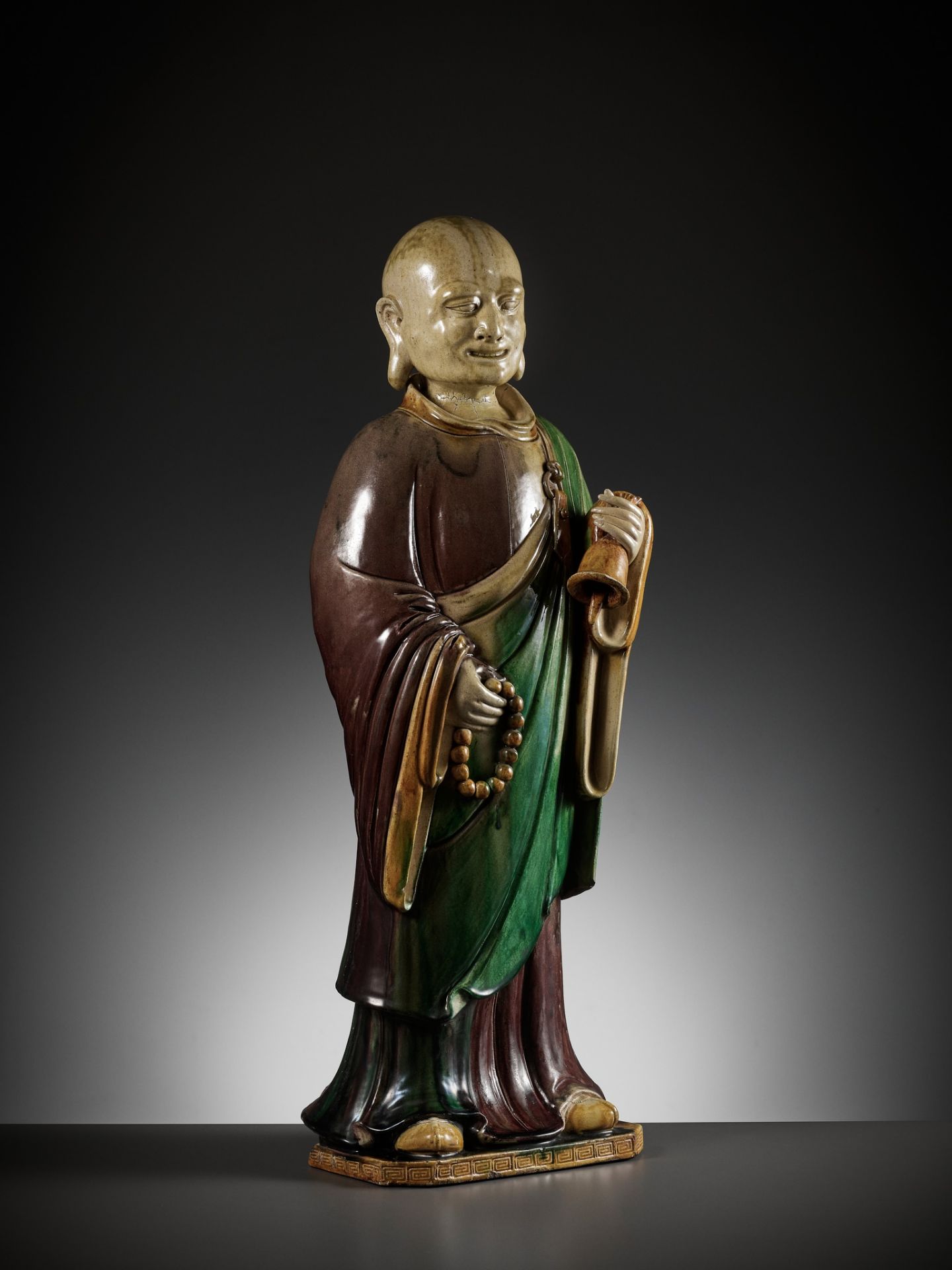 A MASSIVE SANCAI-GLAZED FIGURE OF A MONK, LATE MING DYNASTY TO KANGXI PERIOD - Image 15 of 16