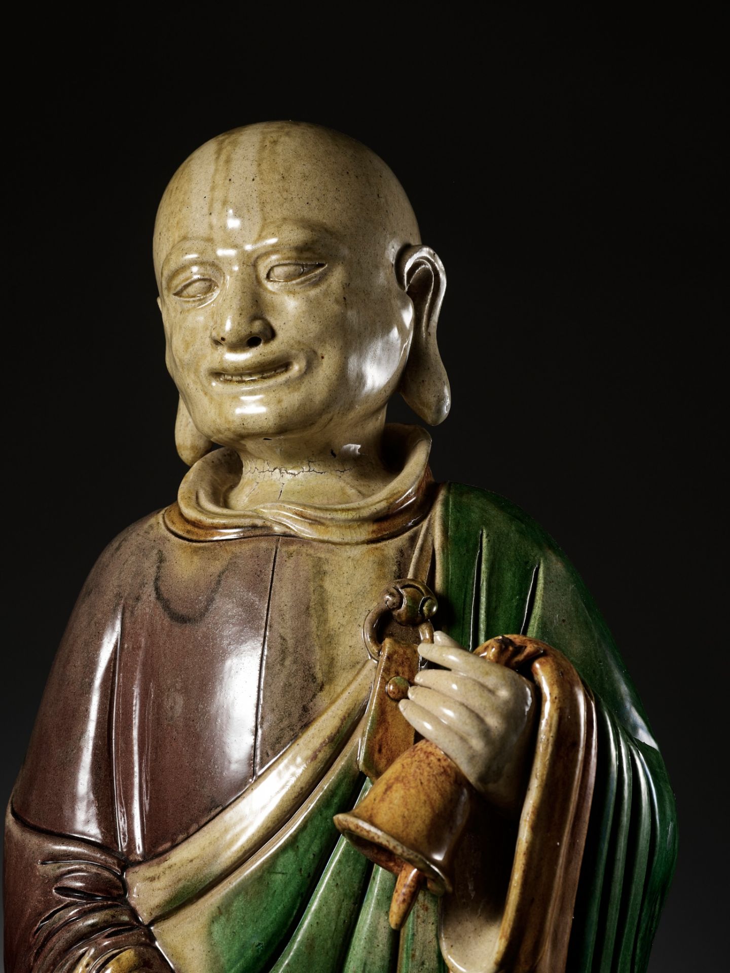 A MASSIVE SANCAI-GLAZED FIGURE OF A MONK, LATE MING DYNASTY TO KANGXI PERIOD - Image 6 of 16
