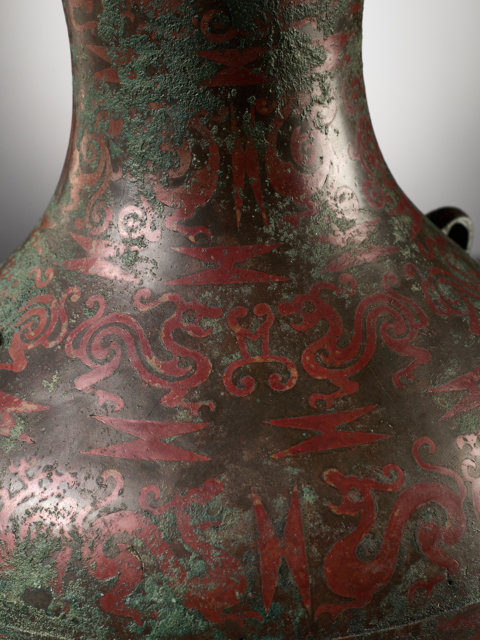 A COPPER-INLAID BRONZE RITUAL WINE VESSEL AND COVER, HU, EASTERN ZHOU DYNASTY - Image 21 of 27