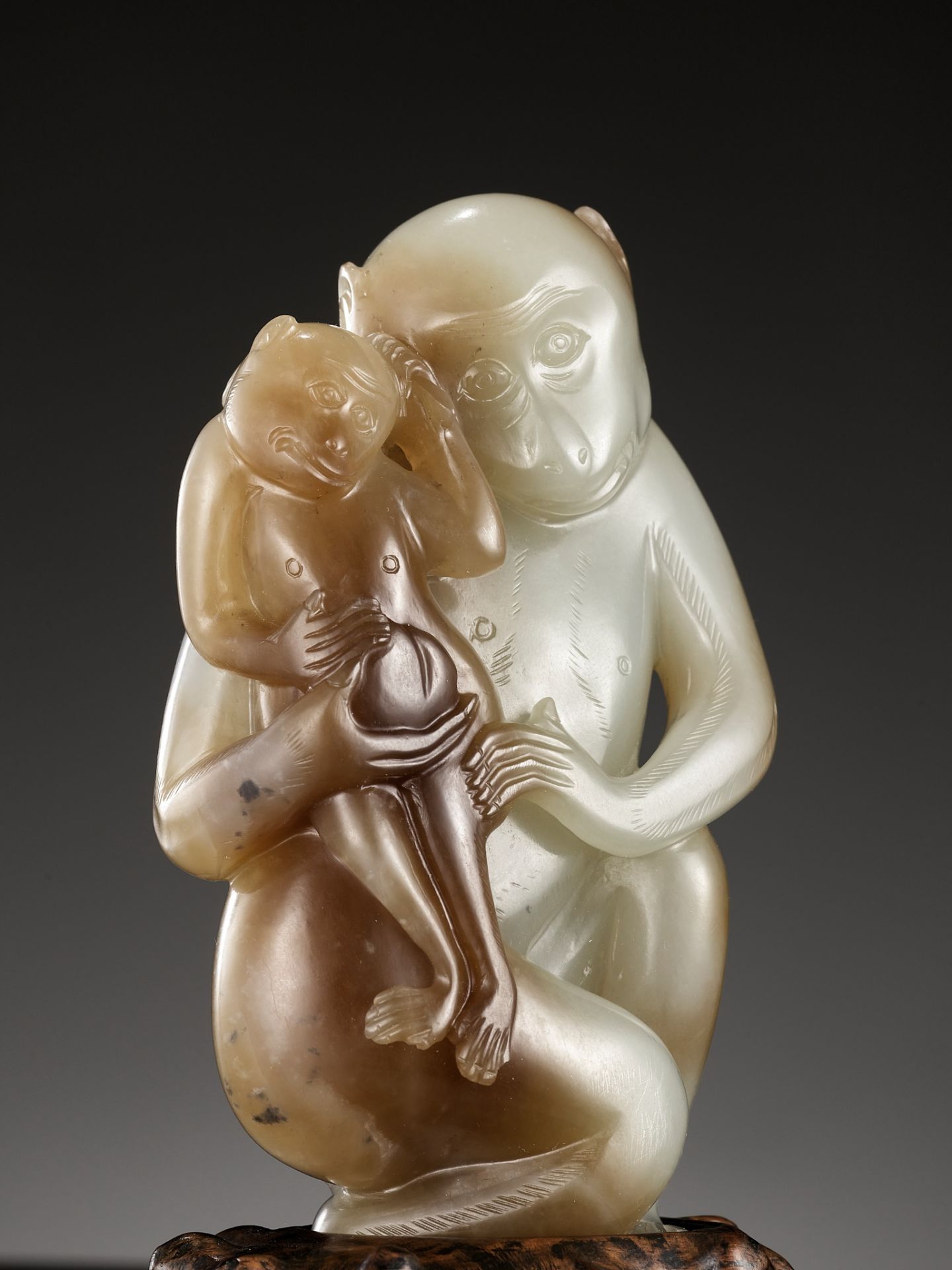 A FINE PALE CELADON AND CHESTNUT BROWN JADE 'MONKEYS AND PEACH' GROUP, 18TH CENTURY - Image 6 of 21