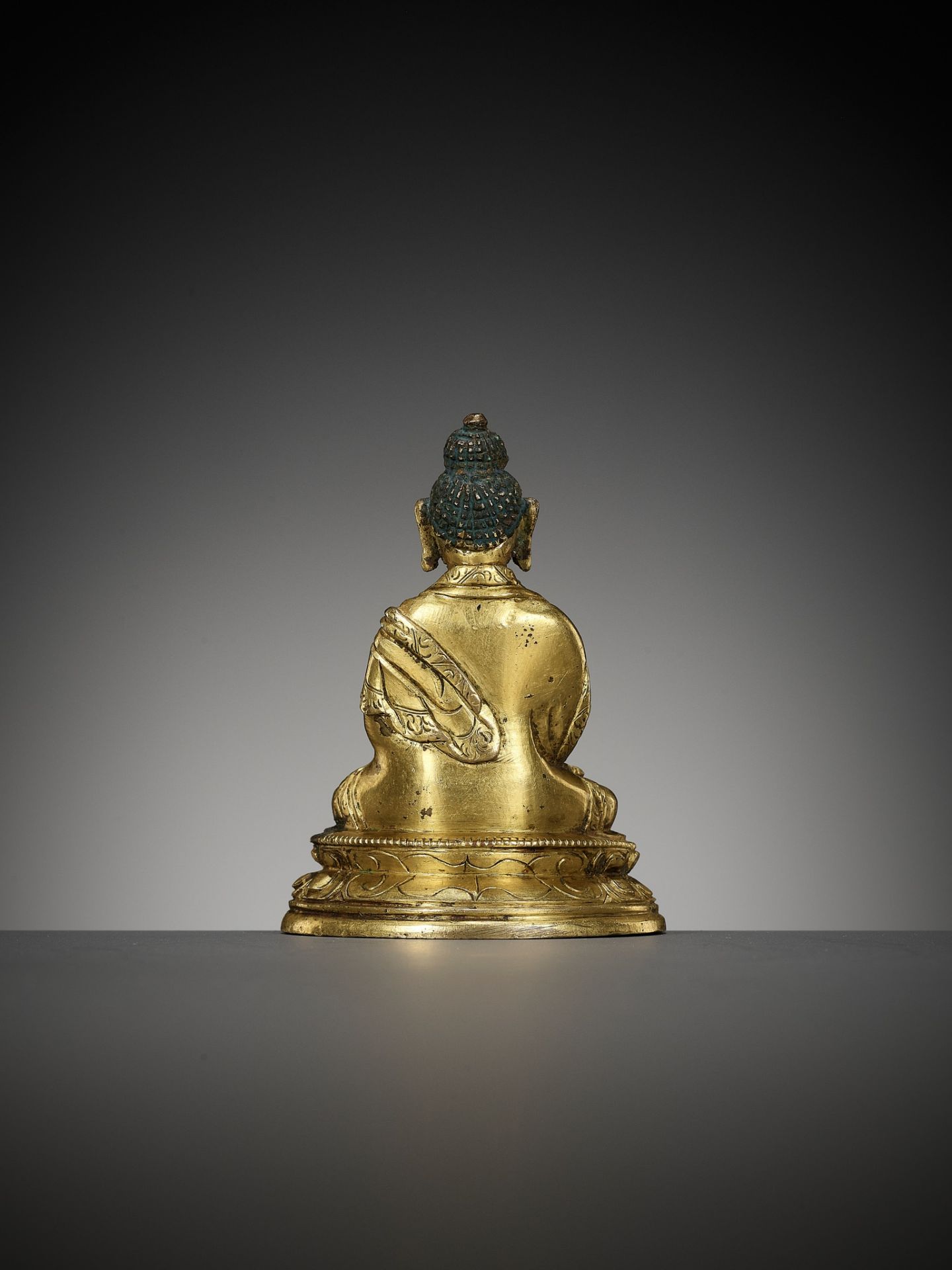A SMALL GILT BRONZE FIGURE OF BUDDHA AMITABHA, 17TH-18TH CENTURY - Image 8 of 12