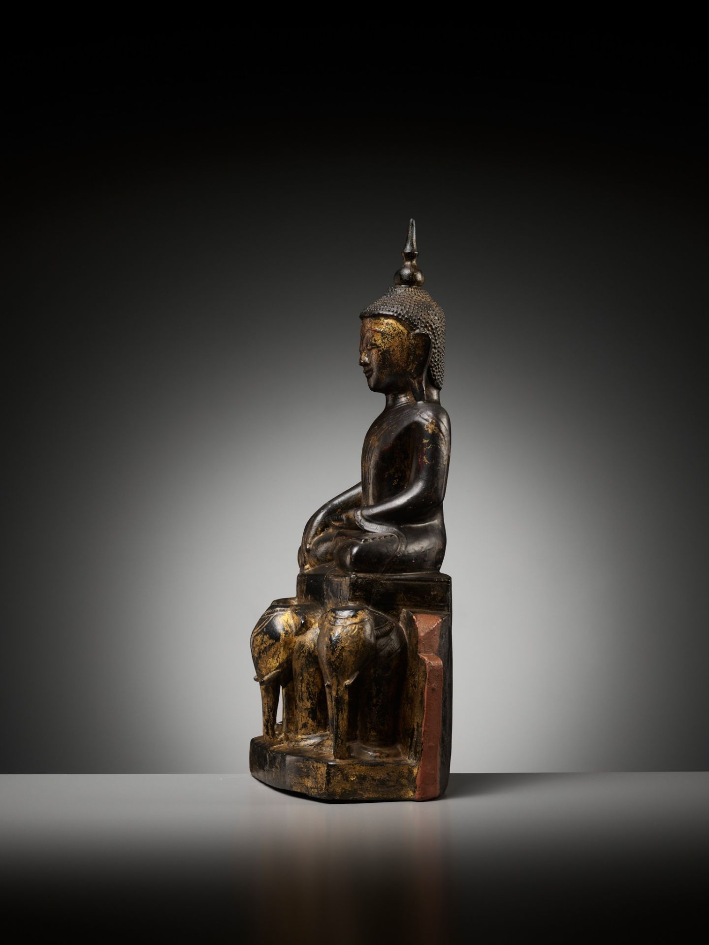 A LARGE GILT AND LACQUERED WOOD SCULPTURE OF BUDDHA SHAKYAMUNI, BURMA, 17TH-18TH CENTURY - Image 3 of 9