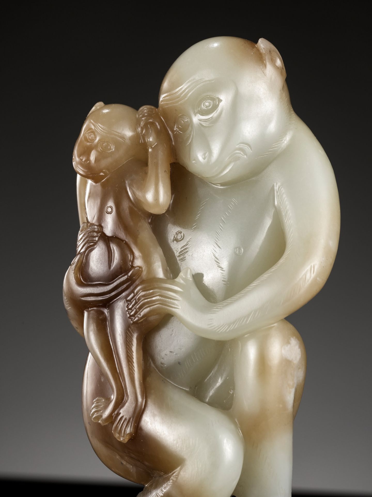 A FINE PALE CELADON AND CHESTNUT BROWN JADE 'MONKEYS AND PEACH' GROUP, 18TH CENTURY