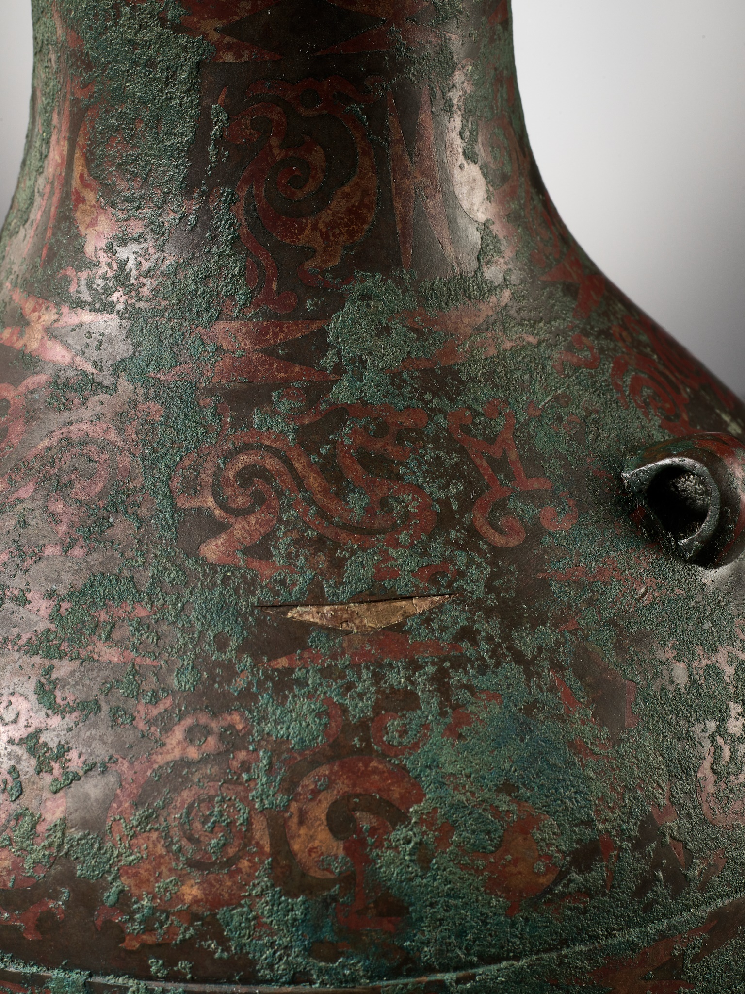 A COPPER-INLAID BRONZE RITUAL WINE VESSEL AND COVER, HU, EASTERN ZHOU DYNASTY - Image 26 of 27