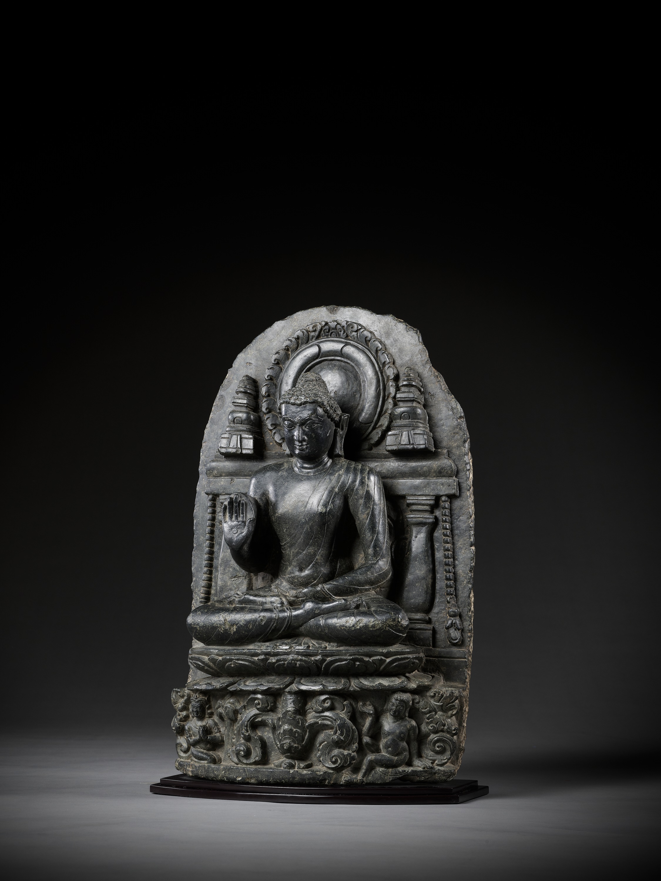 A BLACK SCHIST STELE OF BUDDHA SHAKYAMUNI, PALA PERIOD - Image 15 of 17