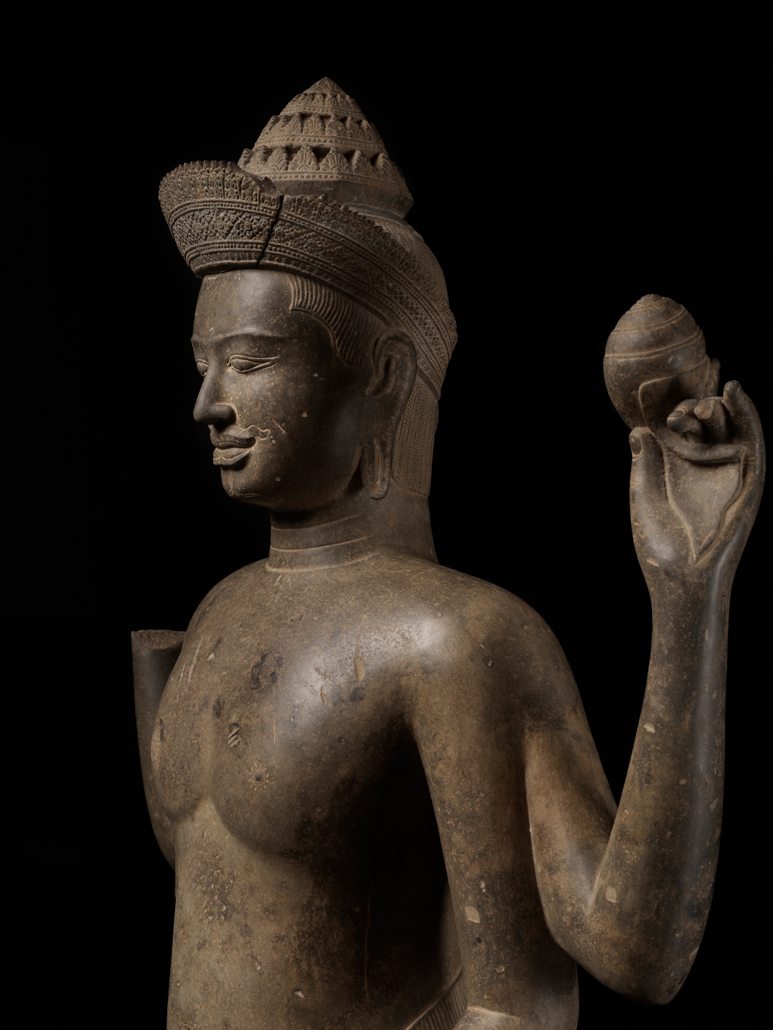 AN EXTREMELY RARE AND MONUMENTAL SANDSTONE STATUE OF VISHNU, ANGKOR PERIOD - Image 11 of 17