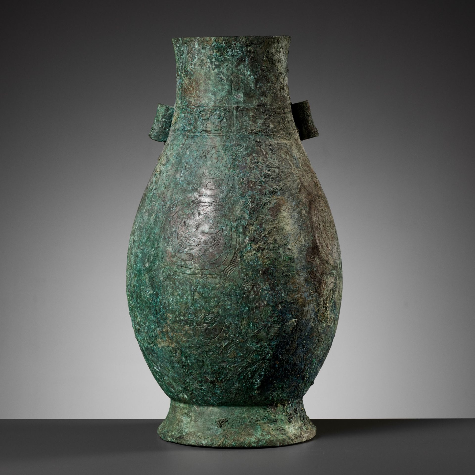 A RARE ARCHAIC BRONZE RITUAL WINE VESSEL, HU, MIDDLE WESTERN ZHOU DYNASTY