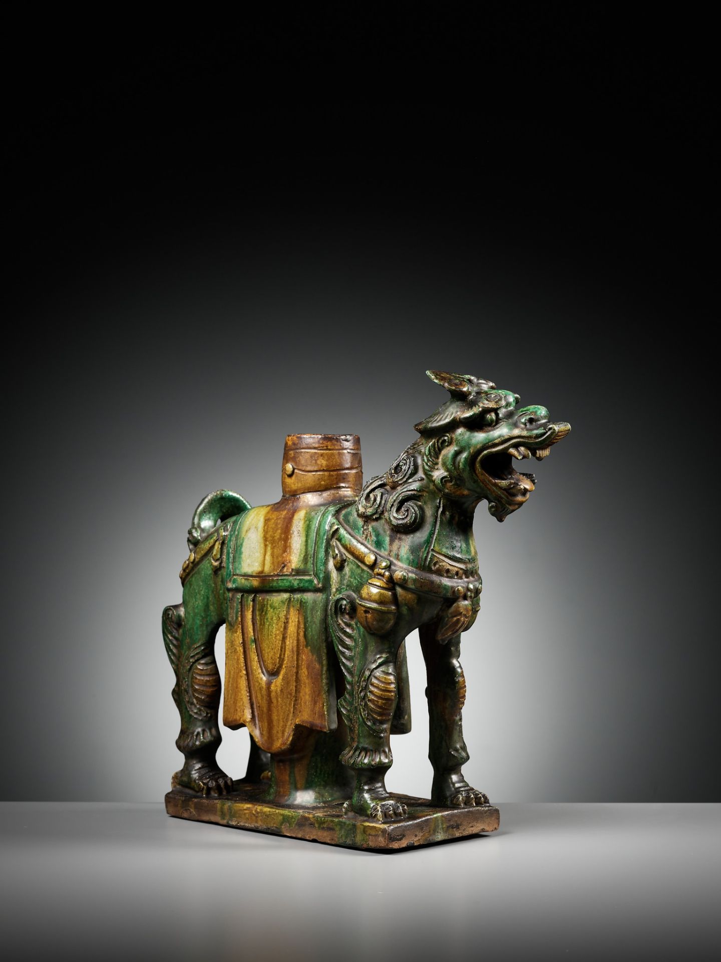 A LARGE SANCAI GLAZED 'BUDDHIST LION' CANDLEHOLDER, MING DYNASTY - Image 3 of 12